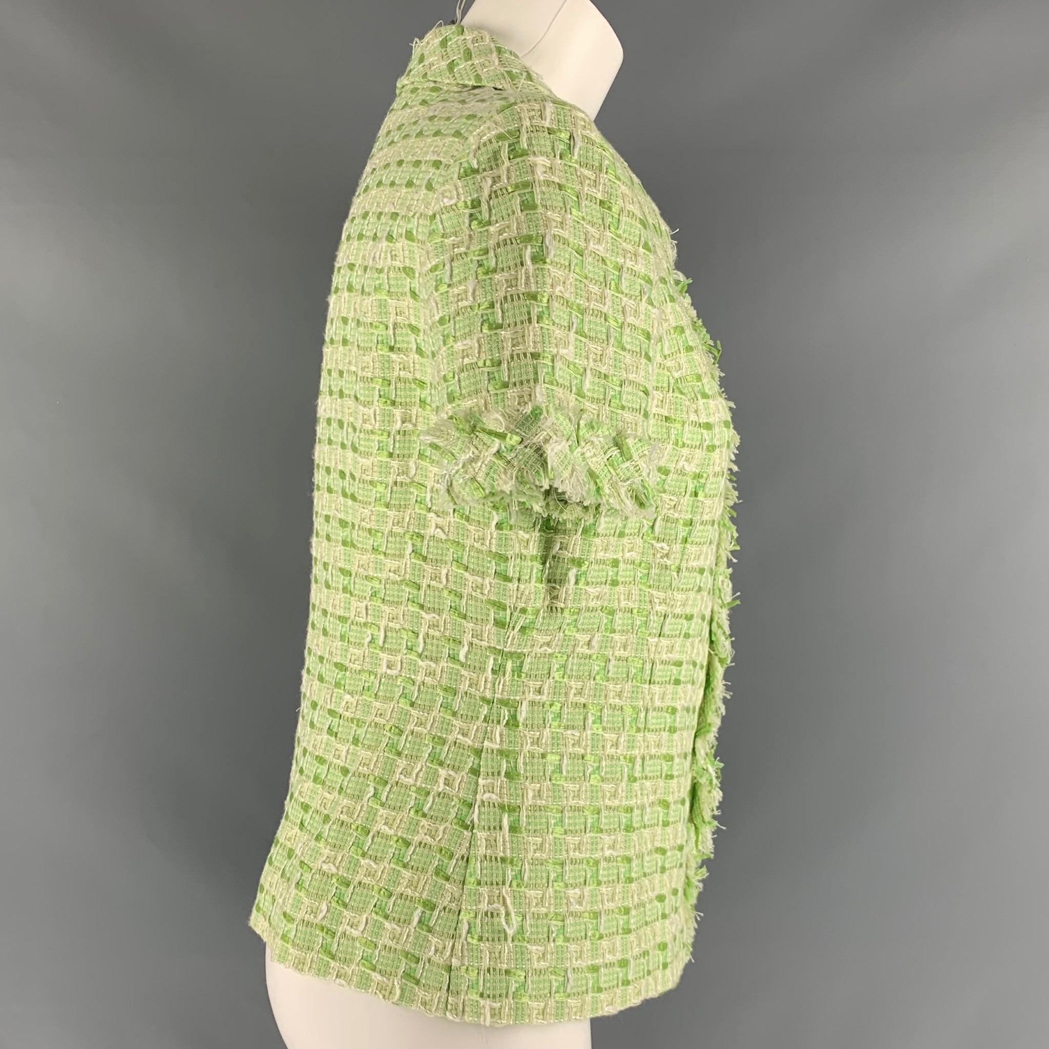 Le top habillé OSCAR DE LA RENTA se compose d'une matière tissée en polyamide tweed vert et blanc, de manches courtes et d'une fermeture à boutons-pression. Fabriqué en Italie. Excellent état. 

Marqué :  8 

Mesures : 
 
Épaule : 15 inPoitrine : 37