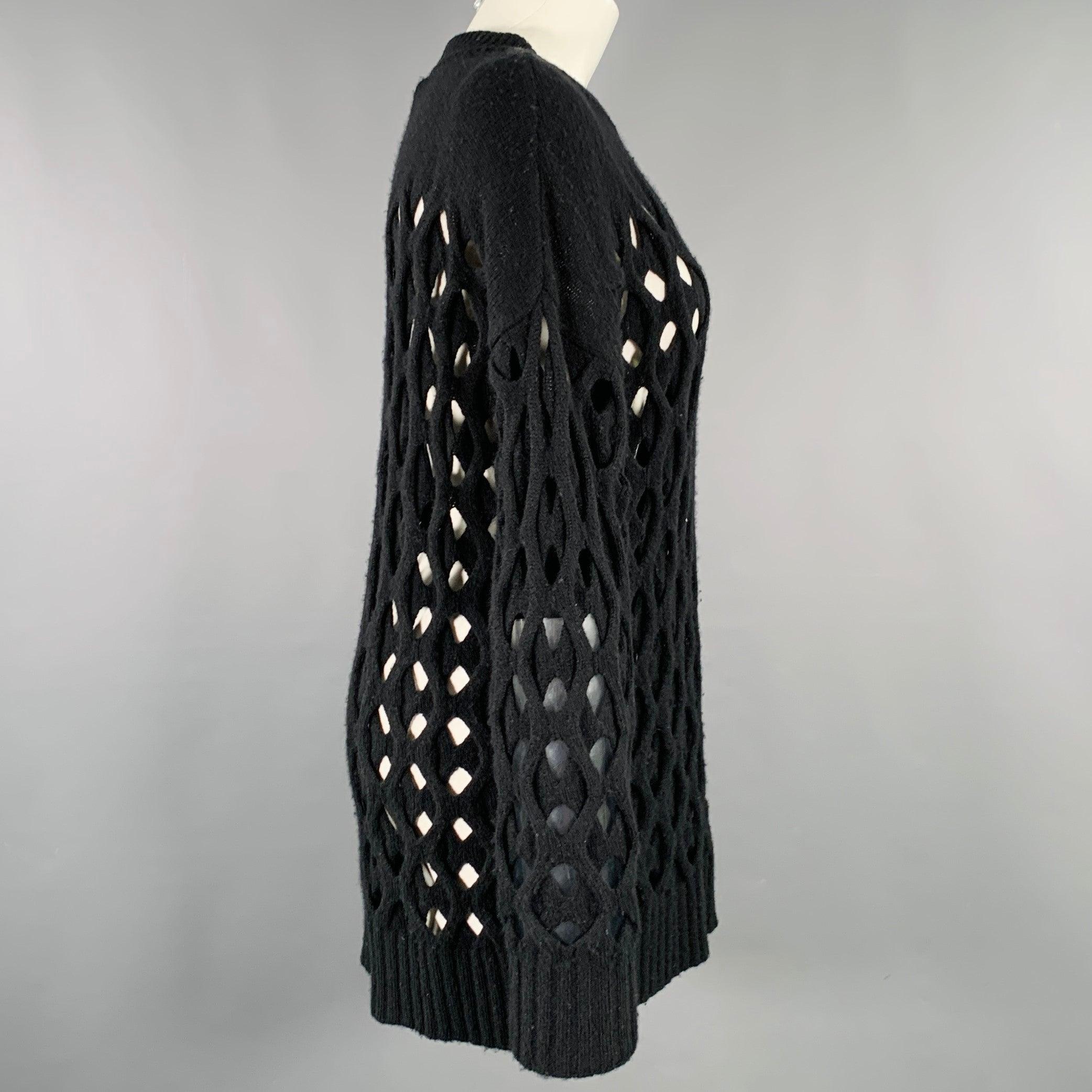 OSCAR DE LA RENTA sweater
in a black cable knit fabric featuring a cutout design, long sleeves, and crew neck.Very Good Pre-Owned Condition. Moderate pilling, as is. 

Marked:   size not marked, fabric and care tags removed. 

Measurements: 
