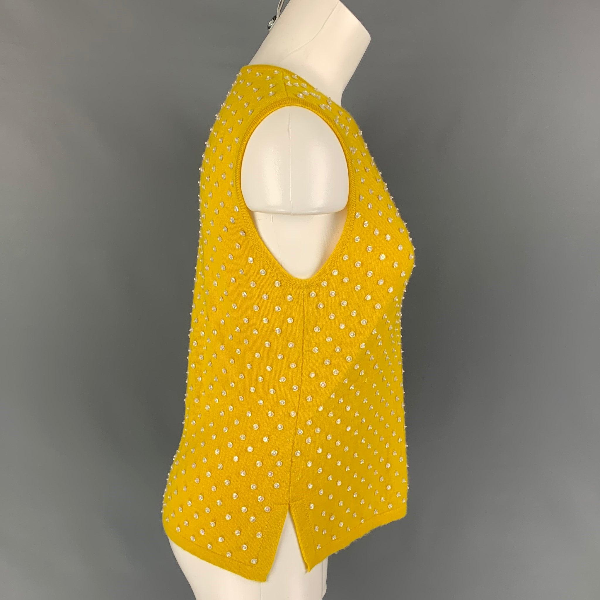 OSCAR DE LA RENTA pullover comes in a yellow knitted cashmere featuring a sleeveless style, beaded embellishments, and a crew-neck. Matching cardigan sold separately.
Very Good
Pre-Owned Condition. Logo & Fabric tag removed.  

Marked:   M 
