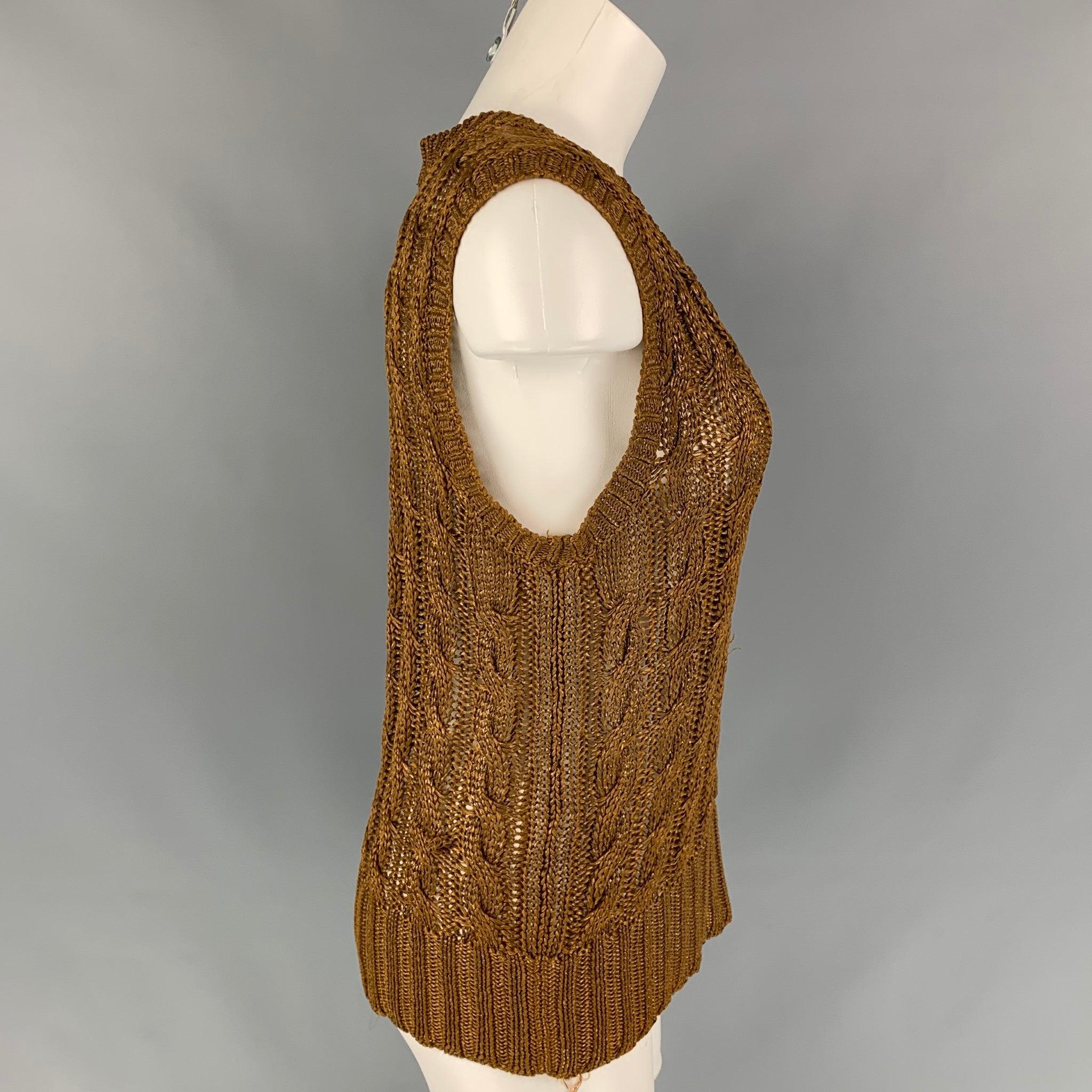 OSCAR DE LA RENTA vest comes in a brown metallic knitted silk featuring a v-neck. Made in Italy.Very Good
Pre-Owned Condition. 

Marked:   S 

Measurements: 
 
Shoulder: 16 inches Bust: 34 inches  Length: 23 inches 
  
  
 
Reference: