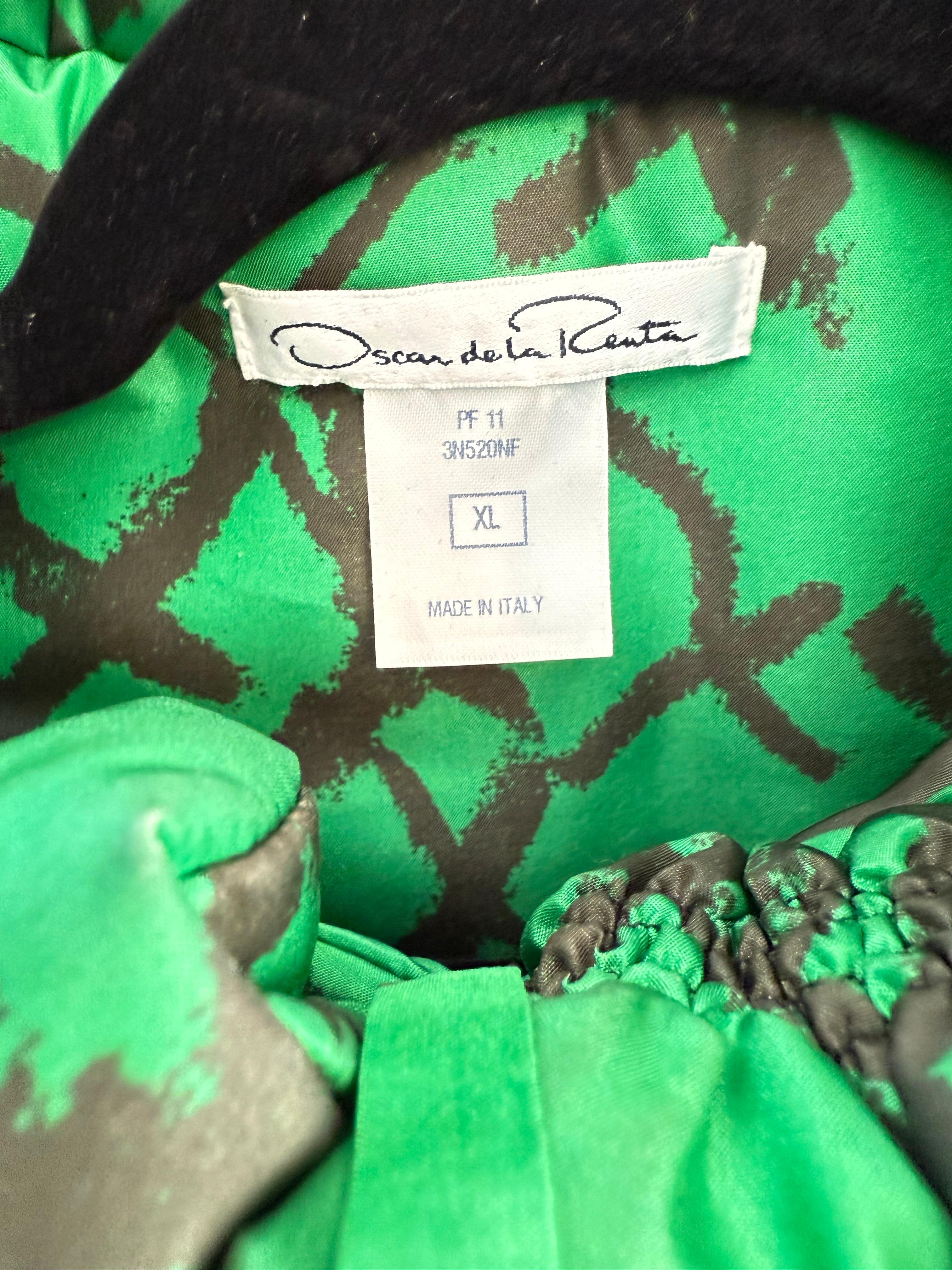 Chic Oscar de la Renta kelly green and black abstract print silk puffer vest ! Hidden snaps up the front with ties at front center neck. Pockets at each side of the waist. Can be worn alone or layered. 
In great unworn condition
Made in Italy
Marked