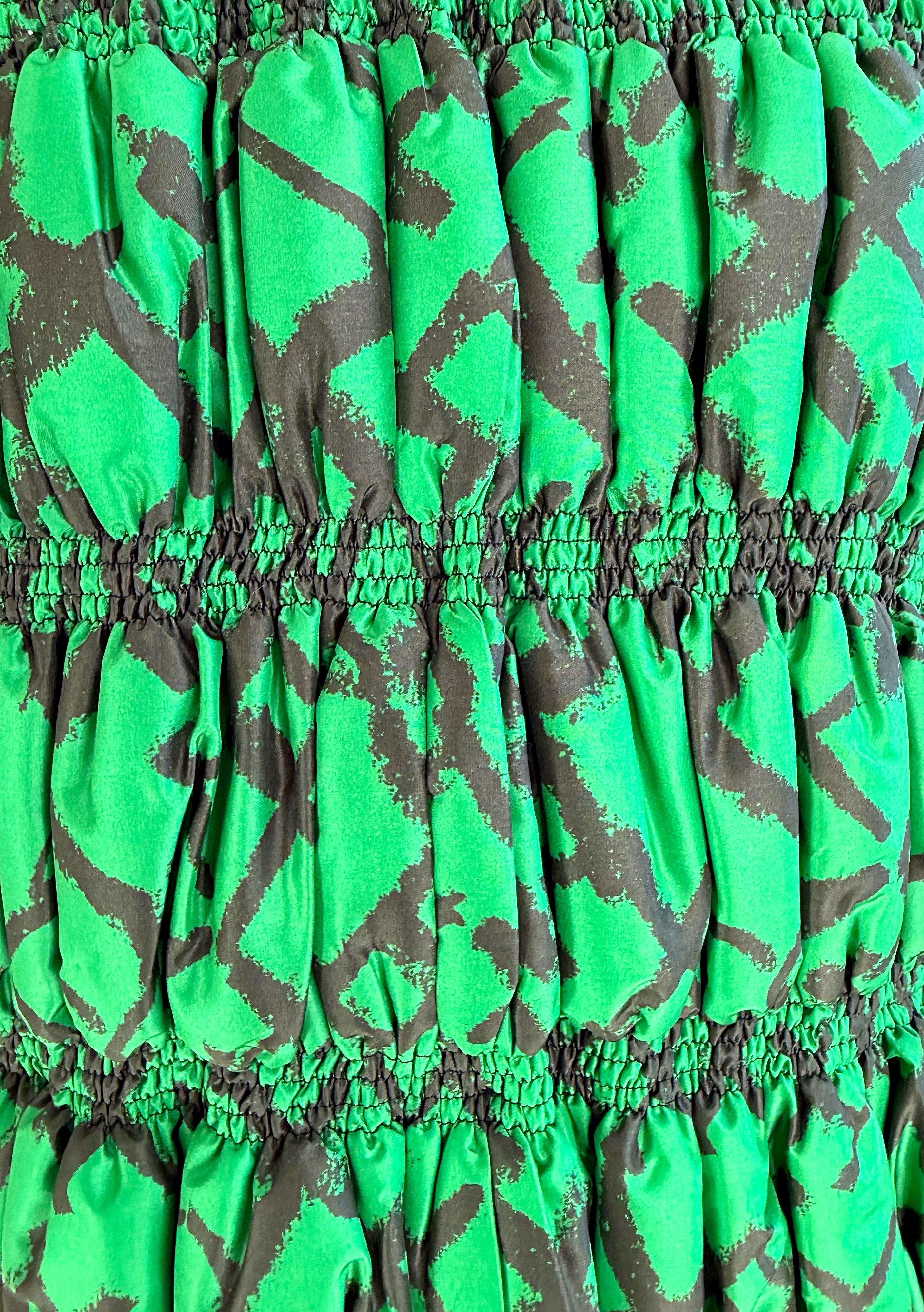 Oscar de la Renta Size XL Silk Kelly Green Black Abstract Print Puffer Vest In Excellent Condition For Sale In San Diego, CA