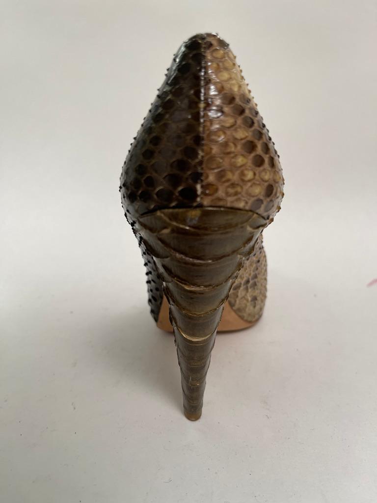 Brown OSCAR DE LA RENTA snake skin peep toe For Sale