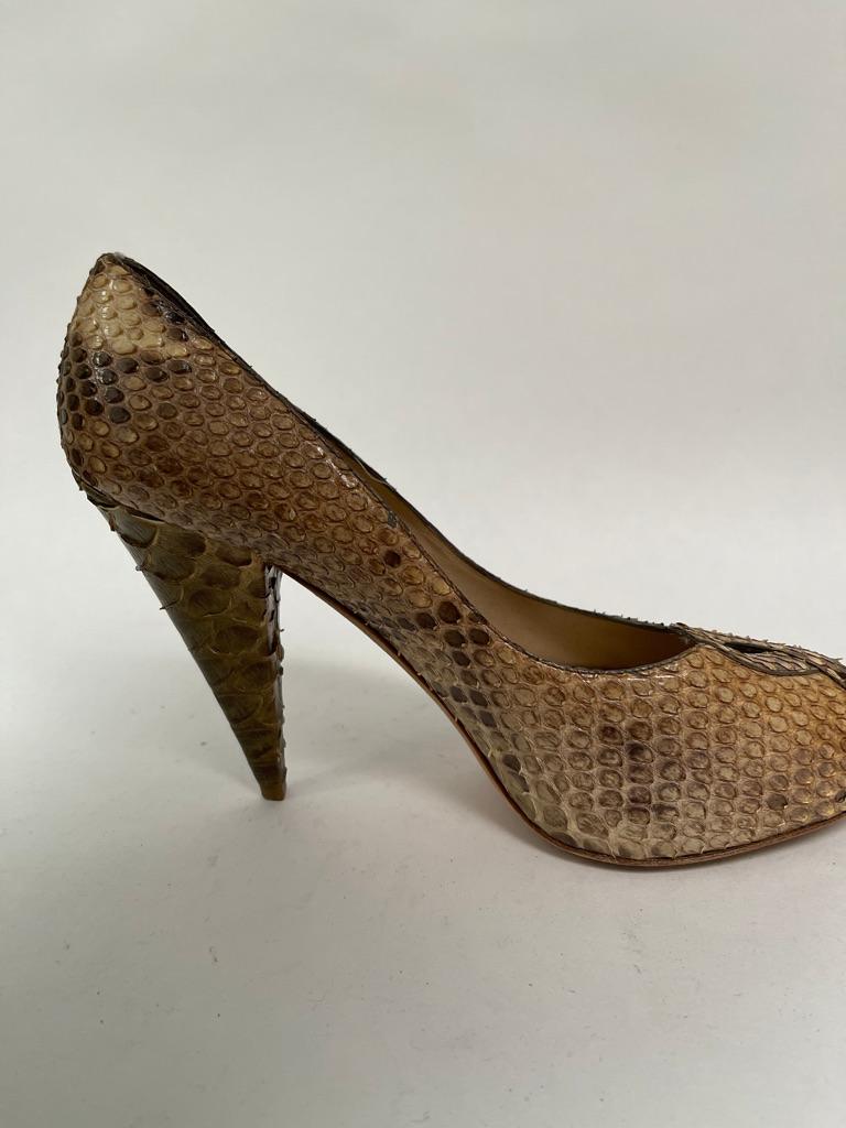 OSCAR DE LA RENTA snake skin peep toe In Good Condition For Sale In New York, NY