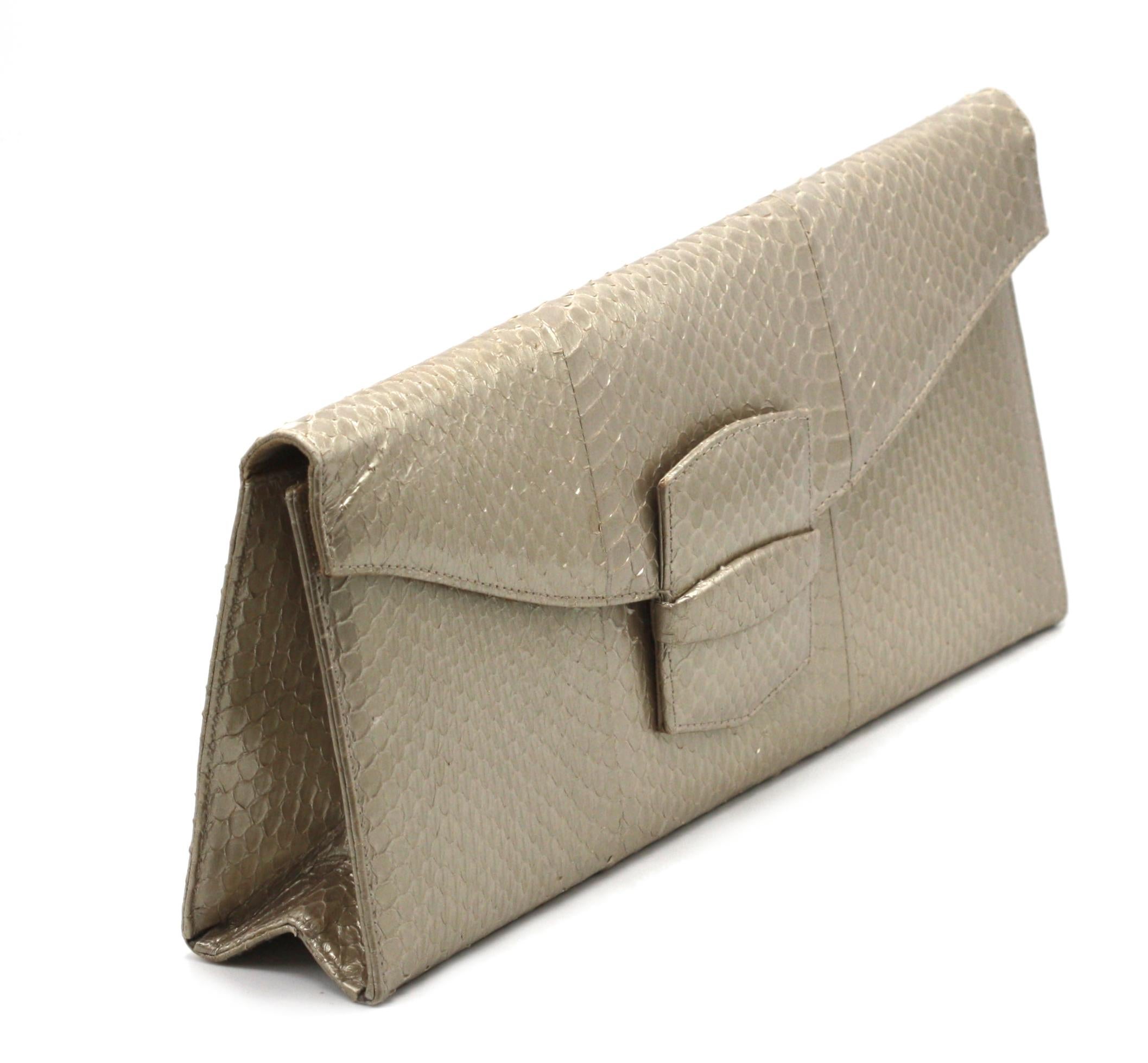 Grigio Pochette a busta in pelle di serpente Oscar De La Renta in vendita