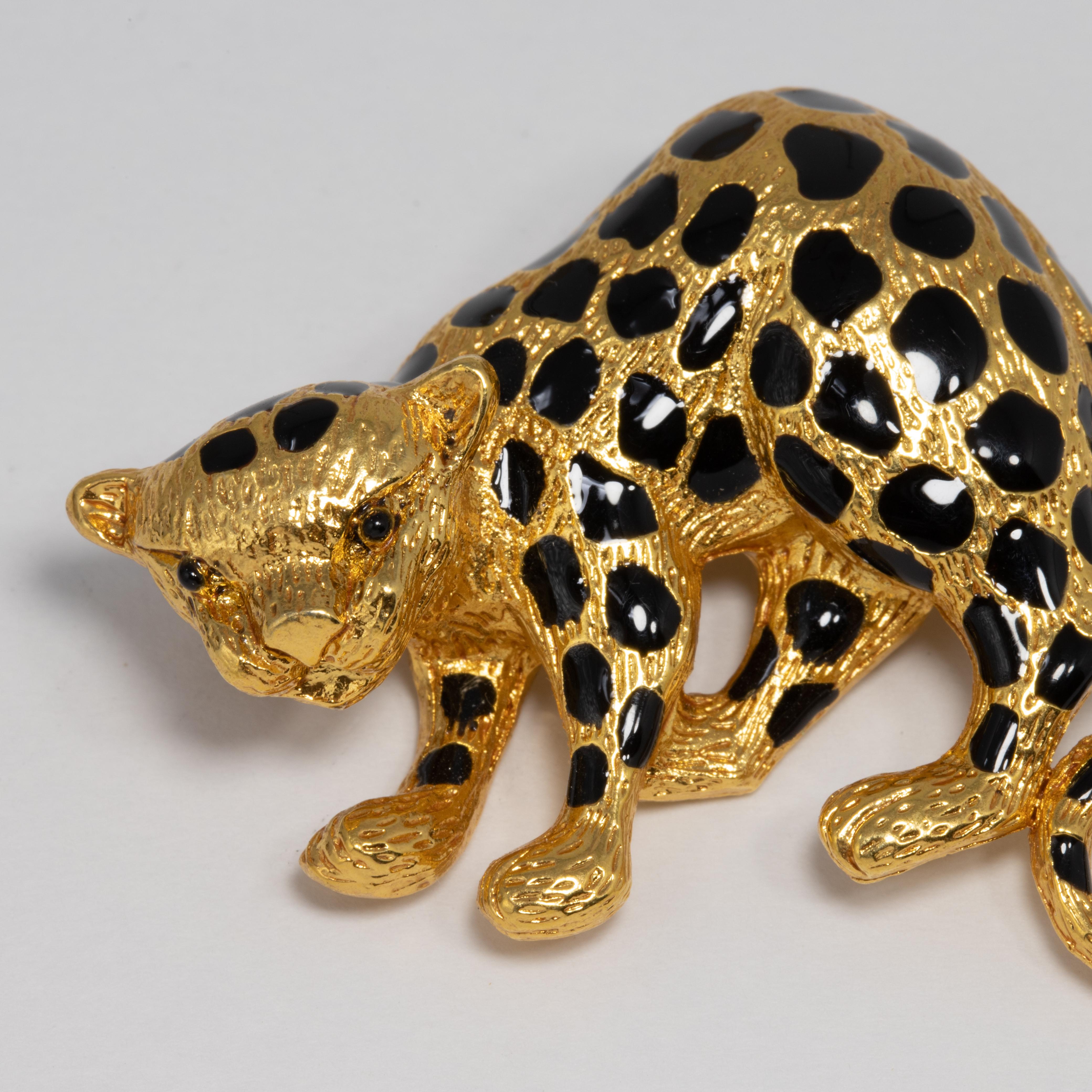 Une broche en forme de guépard accroupi par Oscar de la Renta. Ce chat sauvage en plaqué or est peint avec de saisissantes taches d'émail noir.

Poinçons : Oscar de la Renta, Made in USA