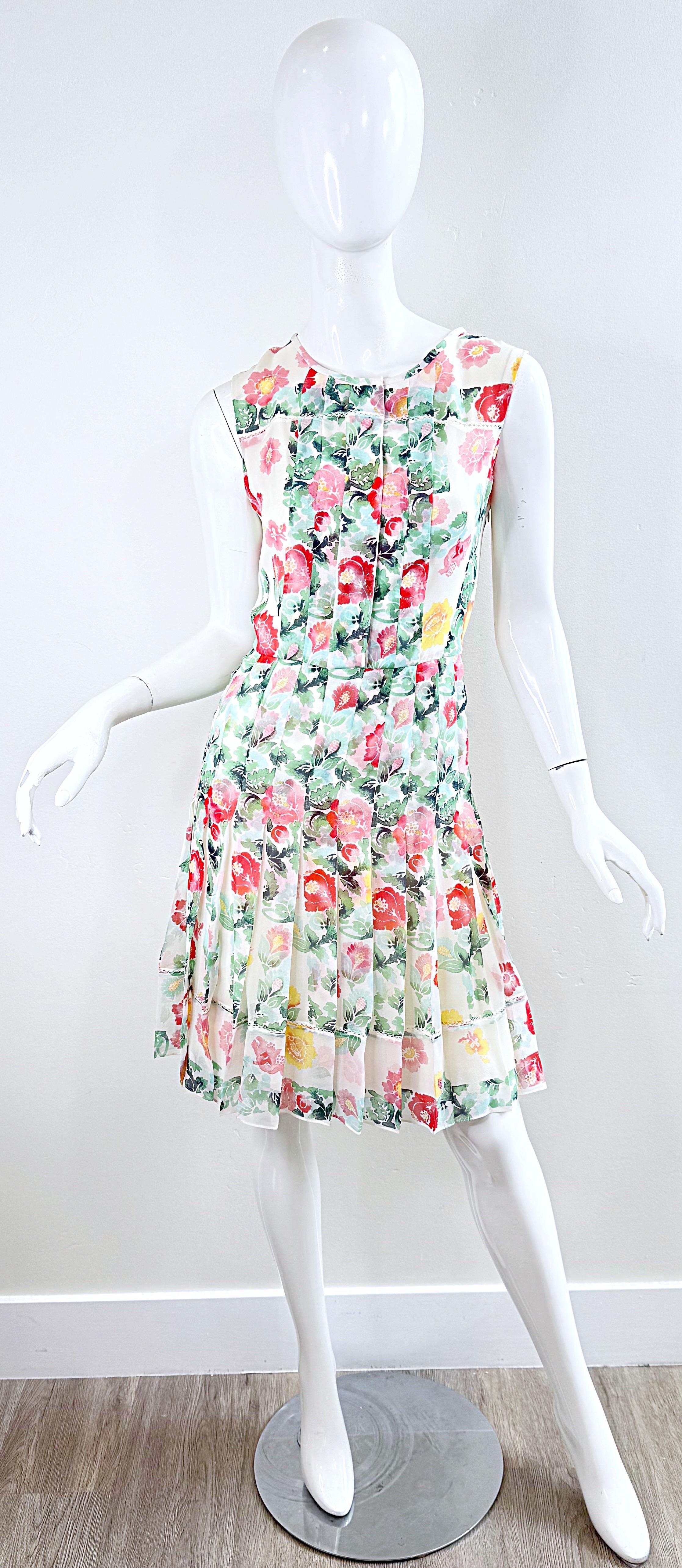 Make a stunning statement in this collectible Oscar de la Renta dress from the Spring/Summer 2011 runway collection. Expertly crafted in luxurious lightweight silk, this sleeveless dress features an enchanting watercolor-inspired peony floral print