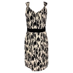 OSCAR DE LA RENTA SS 11 Taille 10 Robe fourreau sans manches imprimée en soie noire et blanche