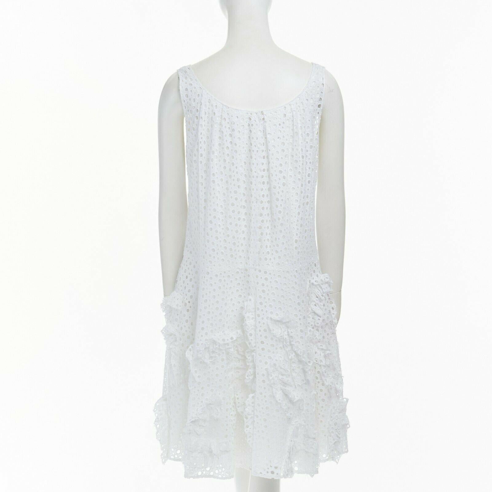 OSCAR DE LA RENTA SS10 white embroidery eyelet ruffle trimmed cocktail dress US6 
Reference: CC/AECG00256 
Brand: Oscar De La Renta 
Designer: Oscar De La Renta 
Collection: Spring Summer 2010 
Material: Cotton 
Color: White 
Pattern: Other 
Extra