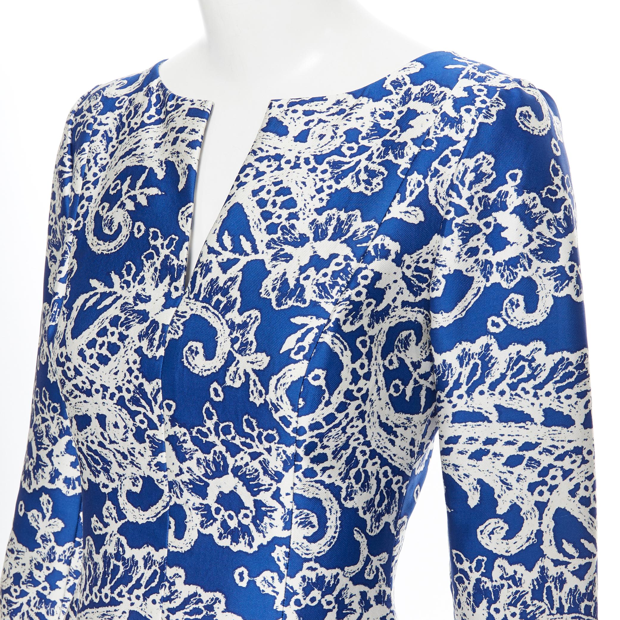 OSCAR DE LA RENTA SS14 blue white baroque print V-neck dual pocket dress US0 XS
Brand: Oscar De La Renta
Designer: Oscar De La Renta
Collection: Spring Summer 2014
Model Name / Style: Cocktail dress
Material: Cotton, silk
Color: Blue, white
Pattern: