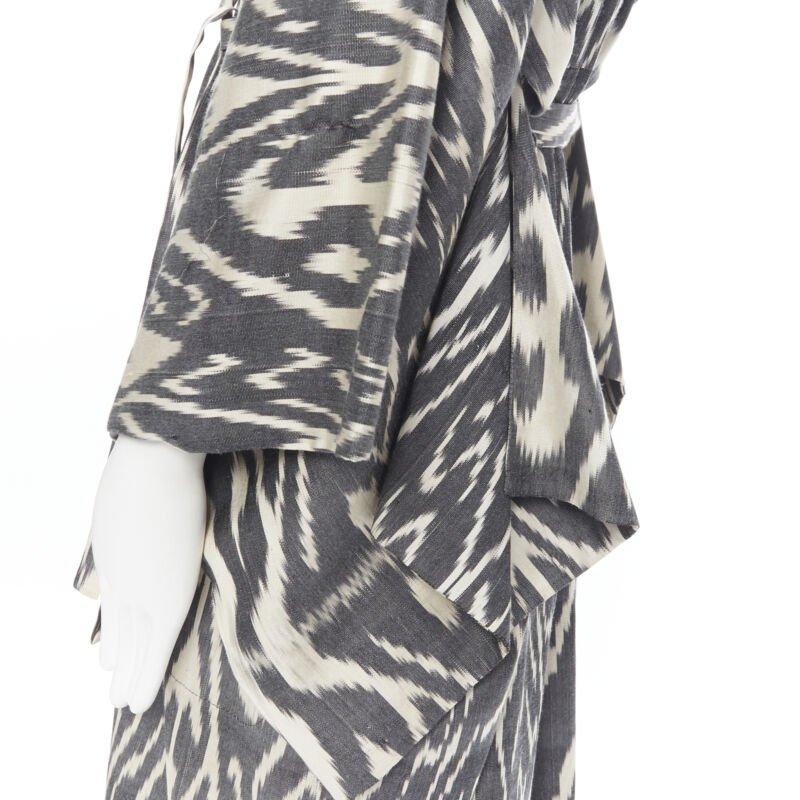 OSCAR DE LA RENTA SS19 Runway brown black leopard pink silk lined kimono L
Reference: TGAS/A03554
Brand: Oscar de la Renta
Designer: Laura Kim and Fernando Garcia
Collection: Spring Summer 2019 - Runway
Material: Silk, Cotton
Color: Brown,