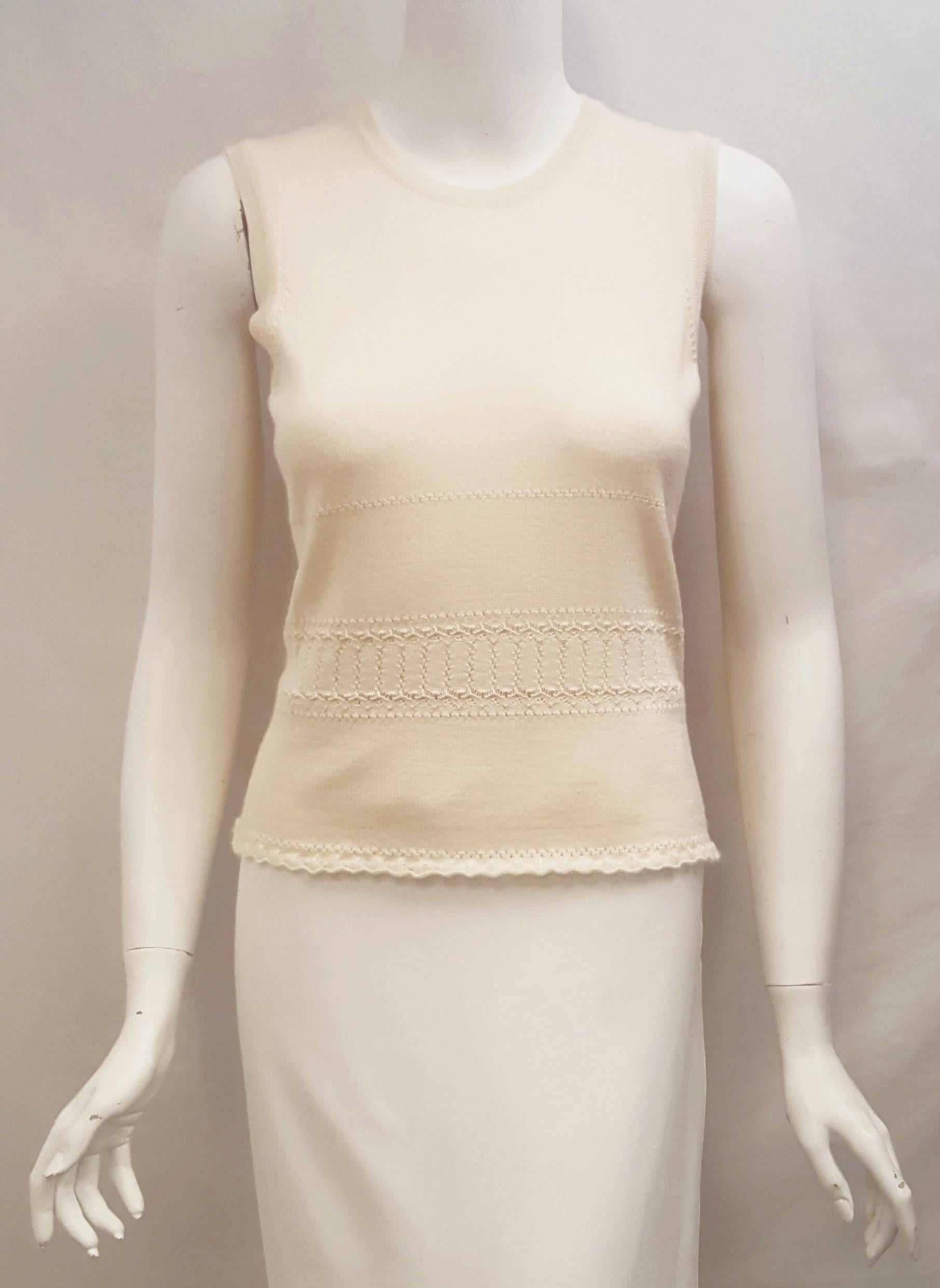 Oscar de la Renta Sweater Set w/ Faux Pearl Buttons & Ruffles Size Medium In Good Condition In Palm Beach, FL