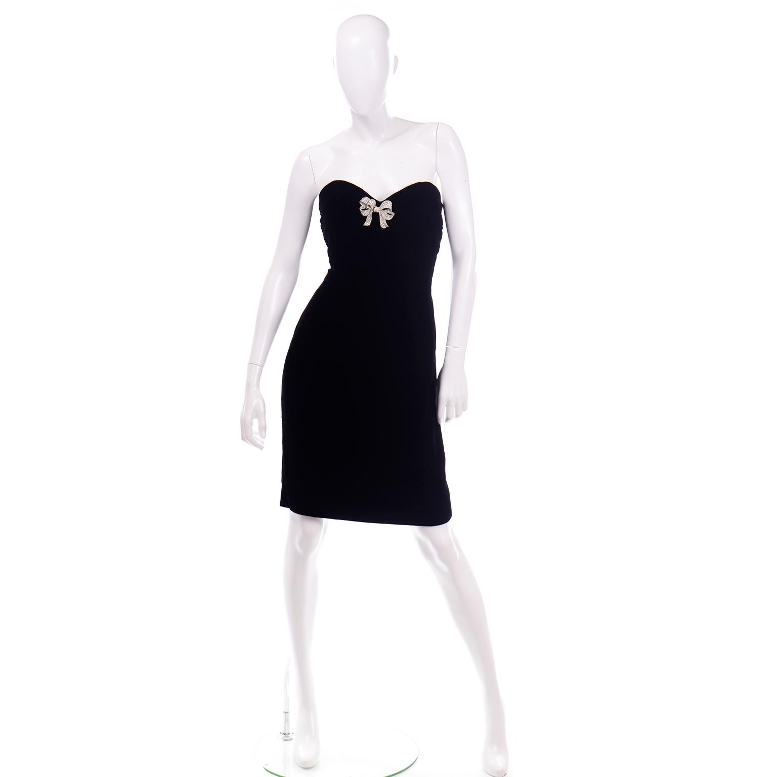 This is an incredible black velvet sweetheart strapless evening dress by Oscar de la Renta from the 1980's. This gorgeous vintage dress feels like silk velvet, although there are no fabric content labels. This dress is fully lined with silk and it