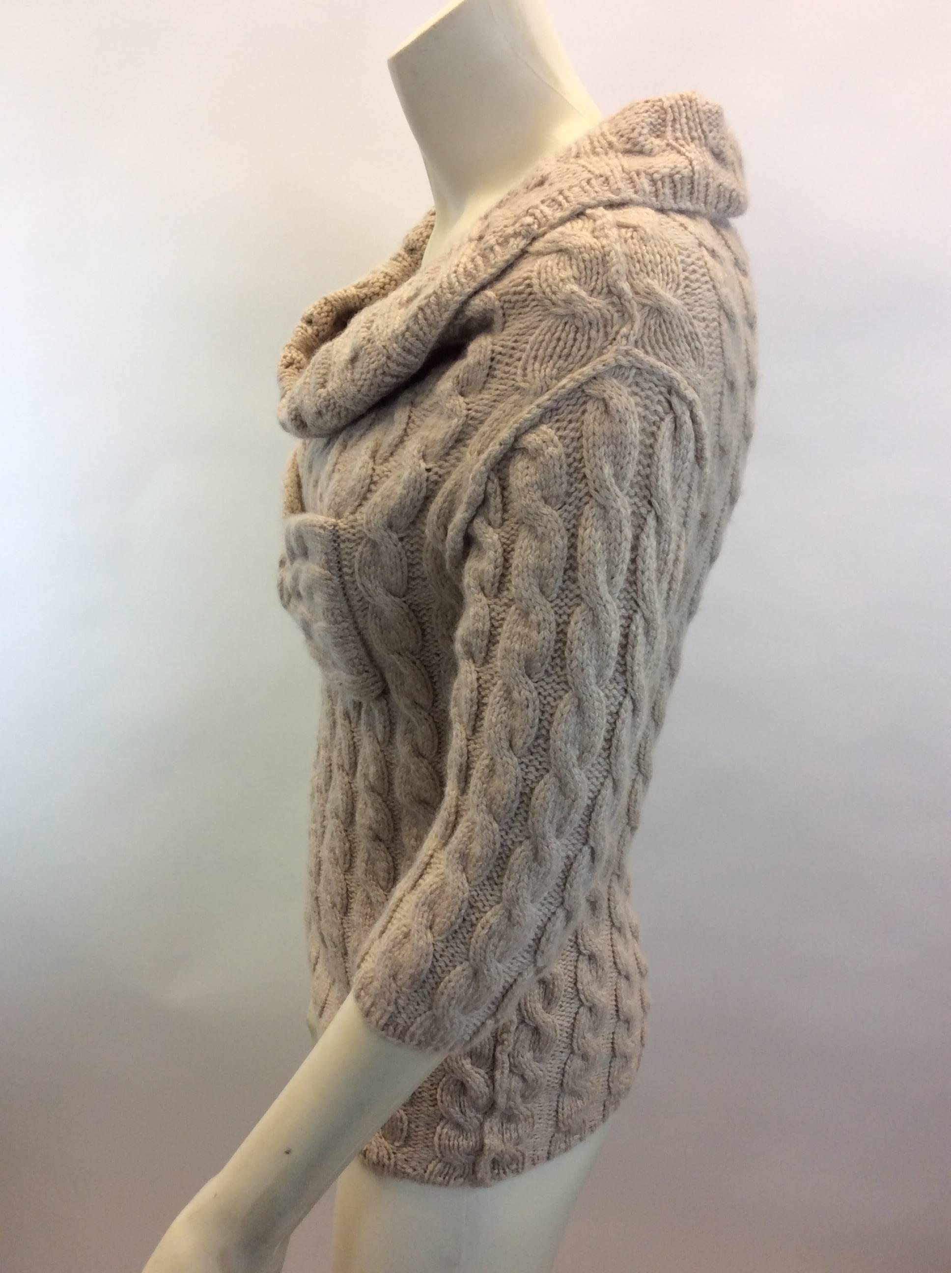 Oscar de la Renta Tan Cashmere Cable Knit Sweater
$250
Made in Russia
100% Cashmere
Size Medium
Length 23