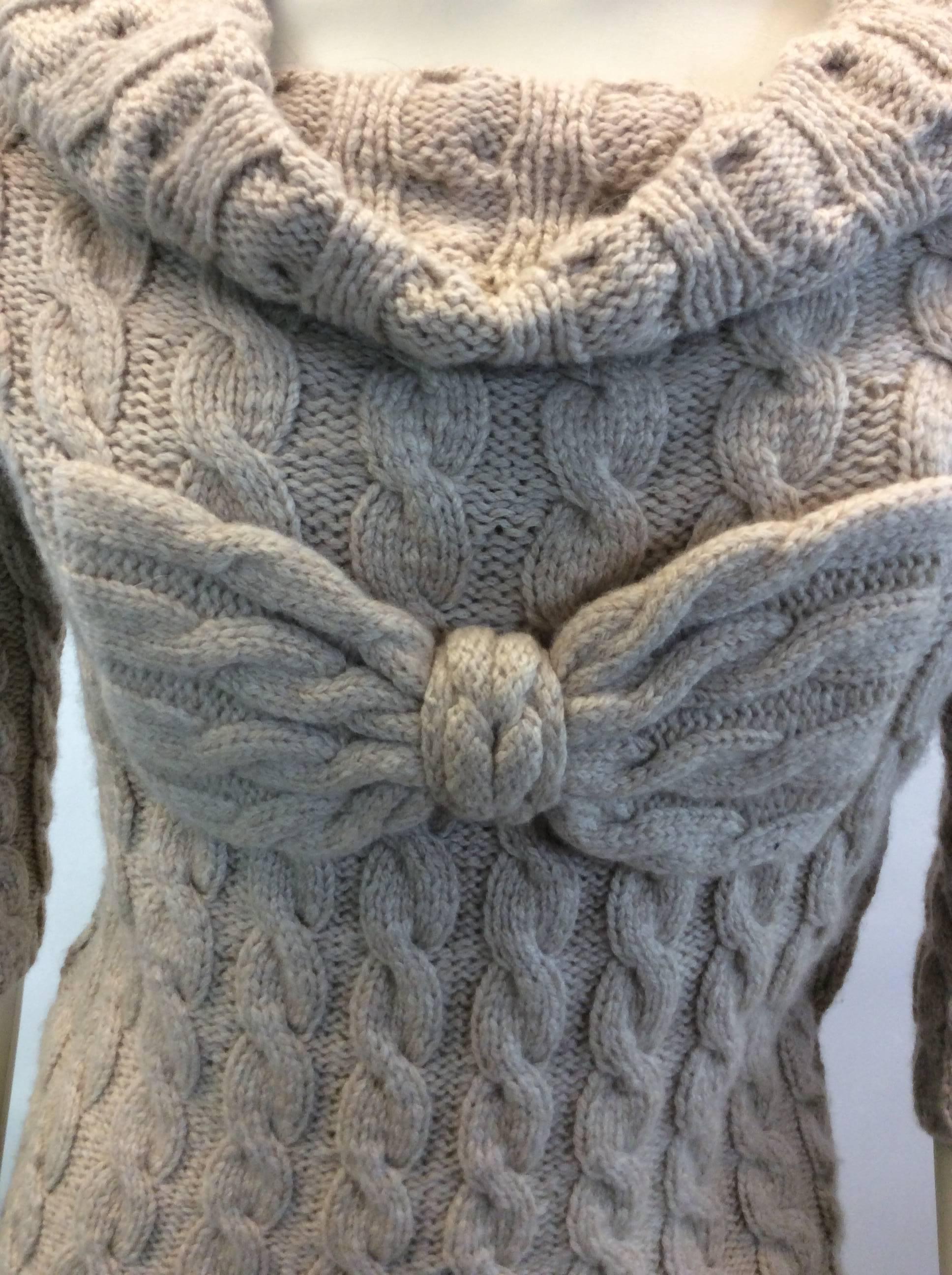 Oscar de la Renta Tan Cashmere Cable Knit Sweater In Excellent Condition For Sale In Narberth, PA