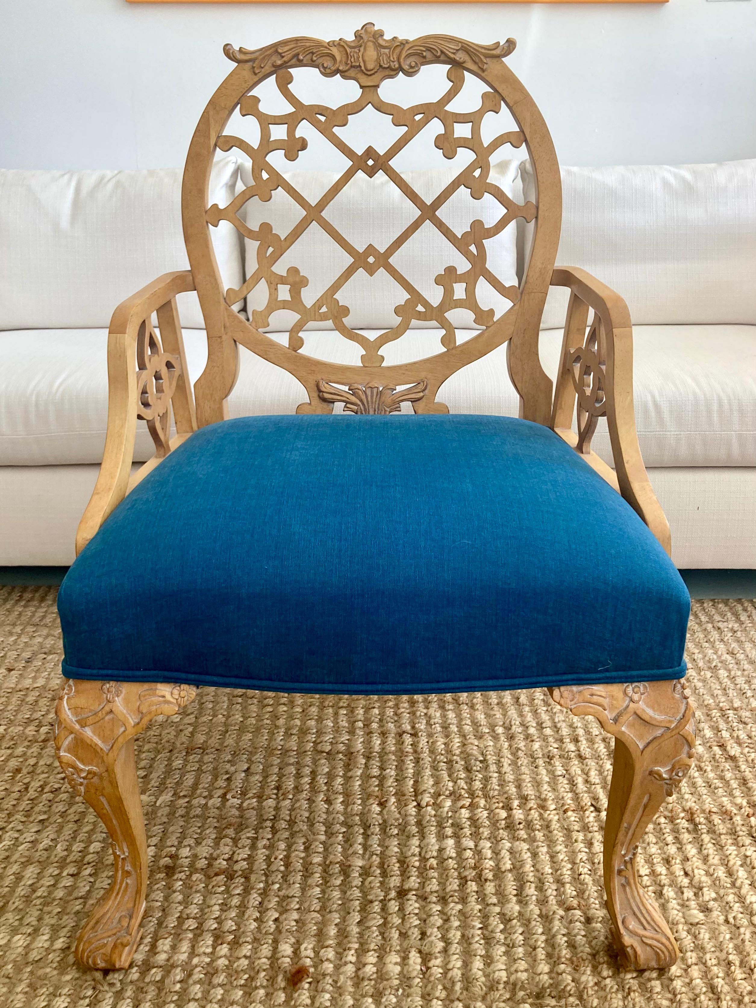 Oscar De La Renta Trellis-Esszimmerstuhl für Century Furniture. Extrem selten und wir haben 2 zur Verfügung, also kaufen Sie beide und haben Sie ein Paar. Originalausführung und -stoff. Bitte sehen Sie die Fotos des bestehenden Zustandes, sie sind