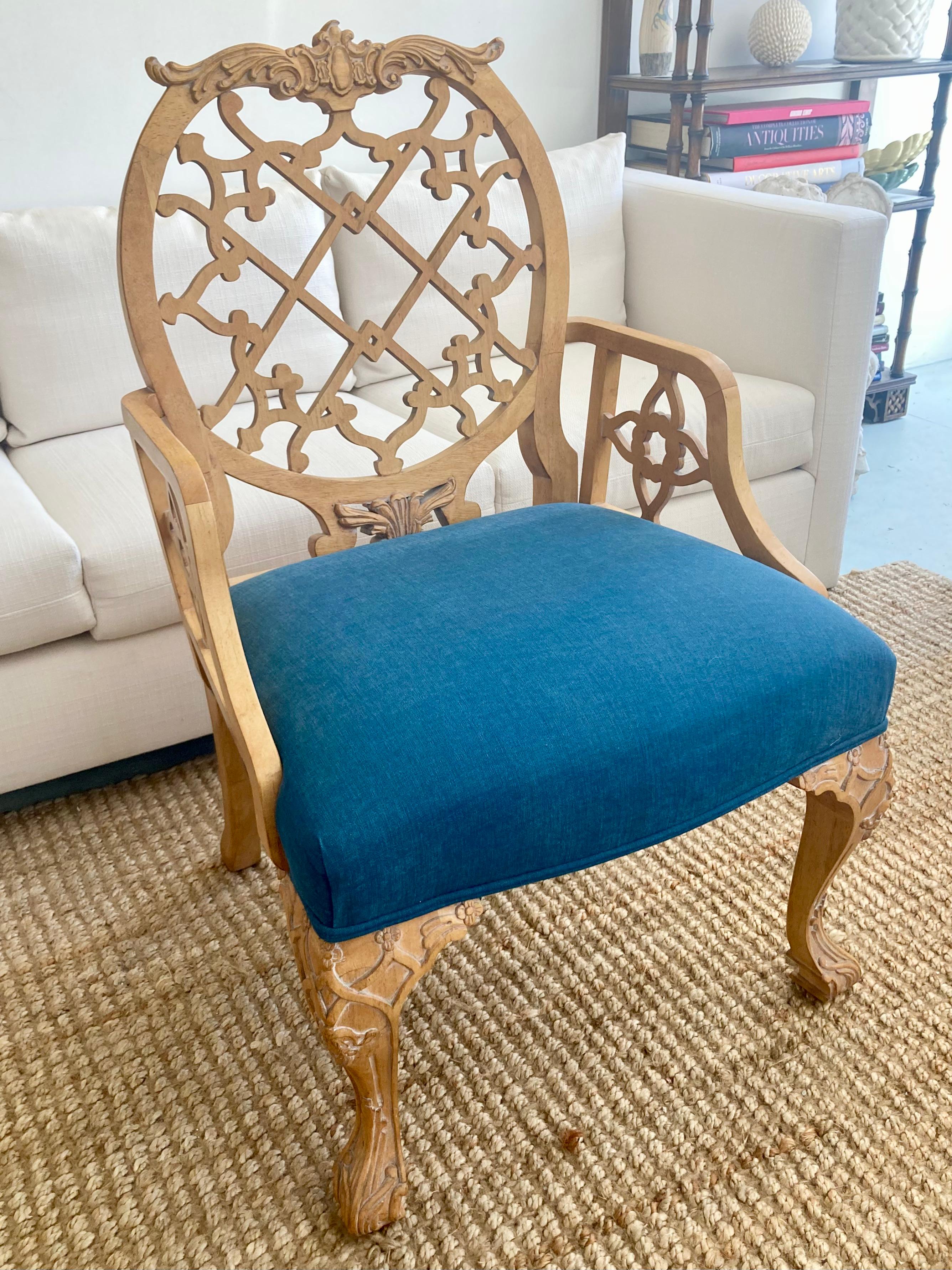 Oscar De La Renta Sessel #1 mit Spalierrückenlehne (Stoff) im Angebot