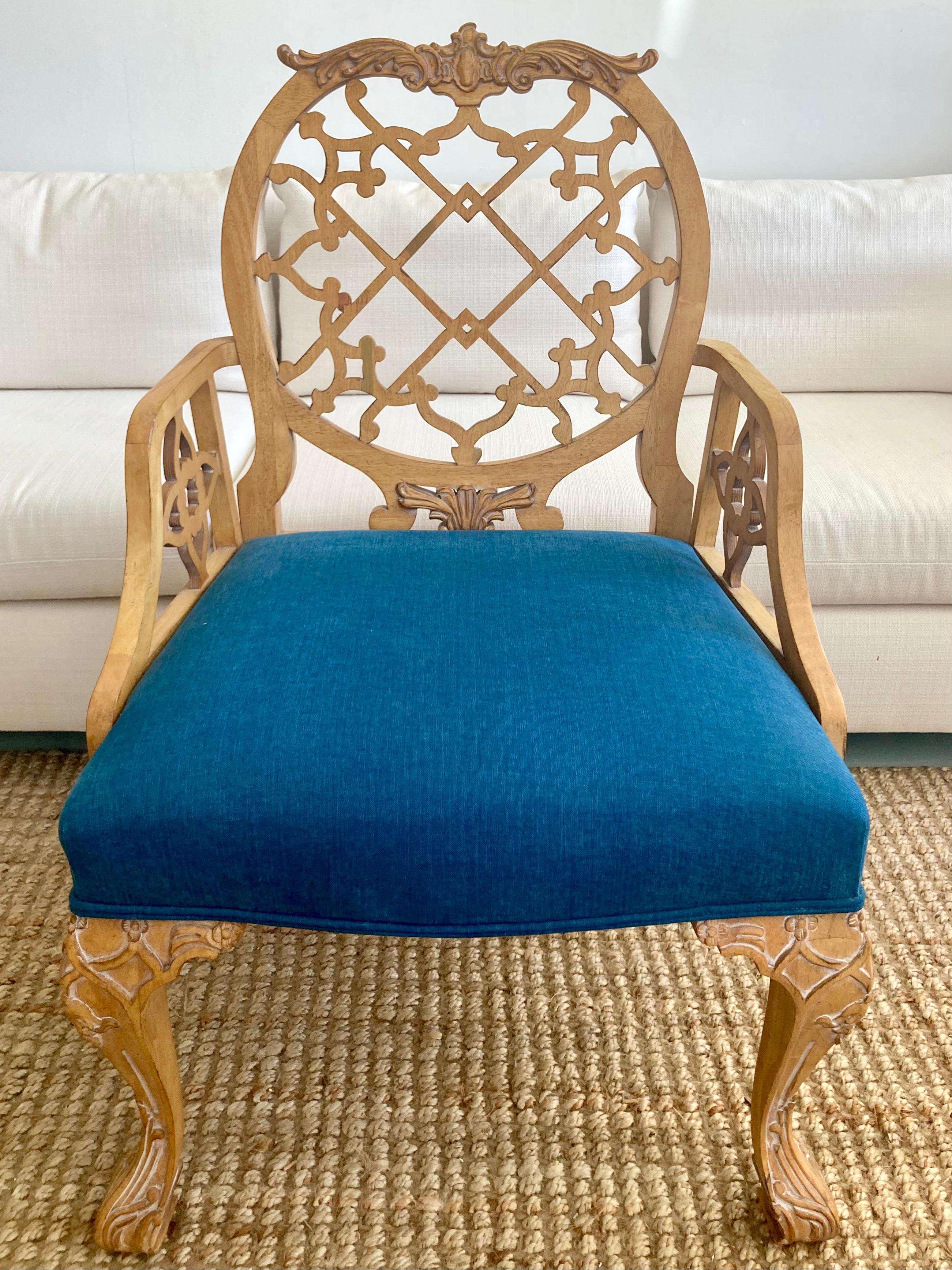Sedia da pranzo con braccioli Oscar De La Renta Trellis per Century Furniture. Estremamente rari e ne abbiamo due disponibili, quindi acquistali entrambi per avere una coppia. Finiture e tessuto originali. Si prega di vedere le foto delle condizioni