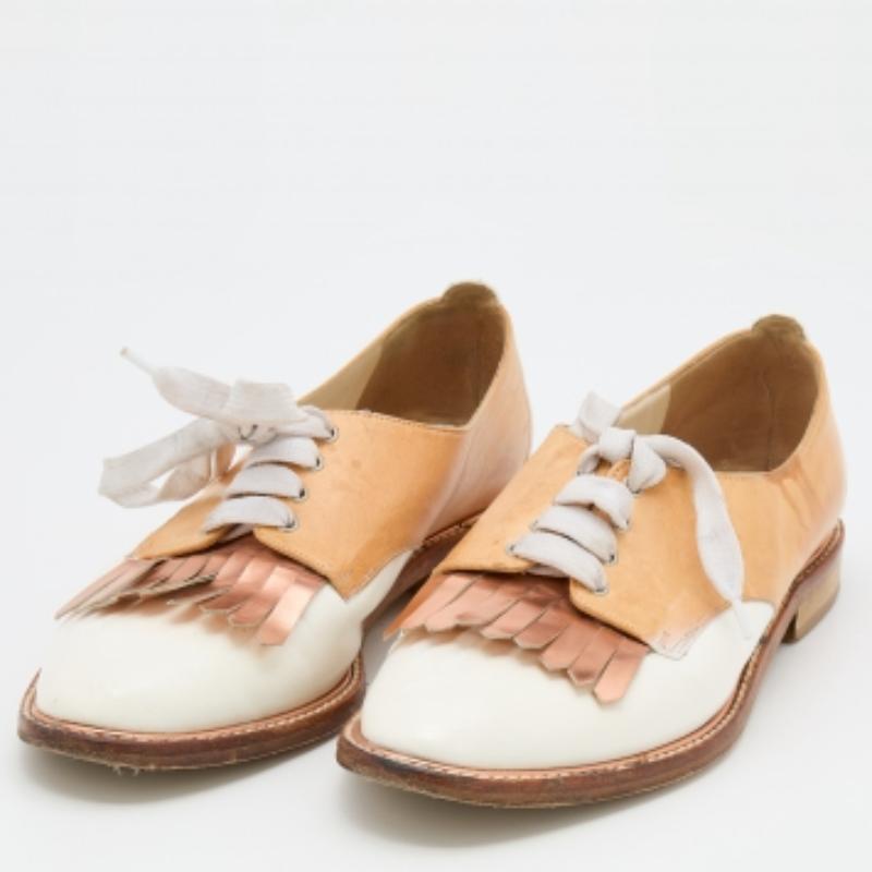 Enhance your look by adding these smart shoes by the house of Oscar de la Renta to your ensemble. They make a sharp statement piece to heighten your daily outfits or to wear on special occasions.