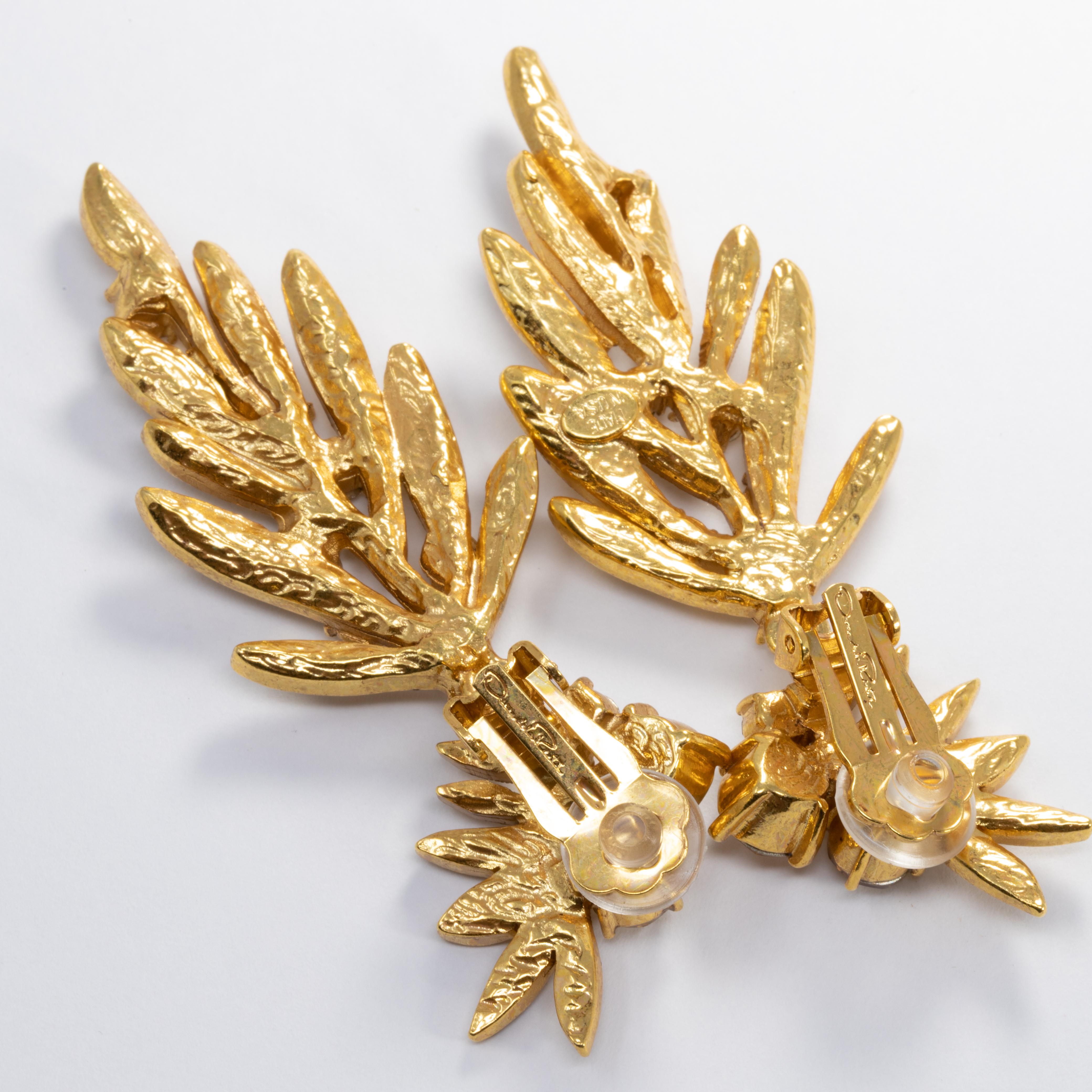Oscar de la Renta Tropical Leaf Clear Crystal Dangling Clip On Earrings, In Gold In New Condition In Milford, DE