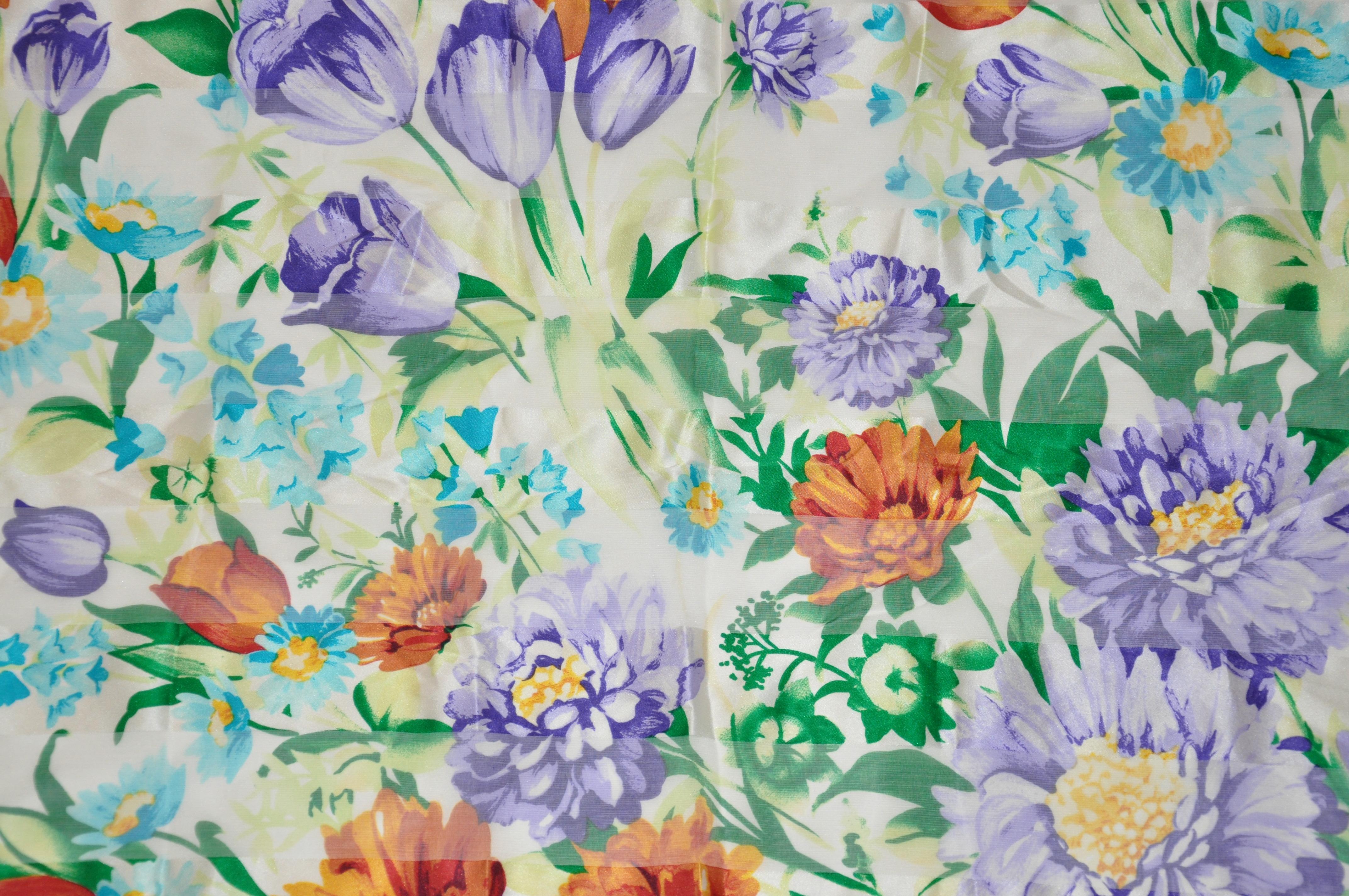Oscar de la Renta - Écharpe en mousseline de soie à bordure turquoise et fleurs débordées « Bursting Floral Bloom » Bon état - En vente à New York, NY