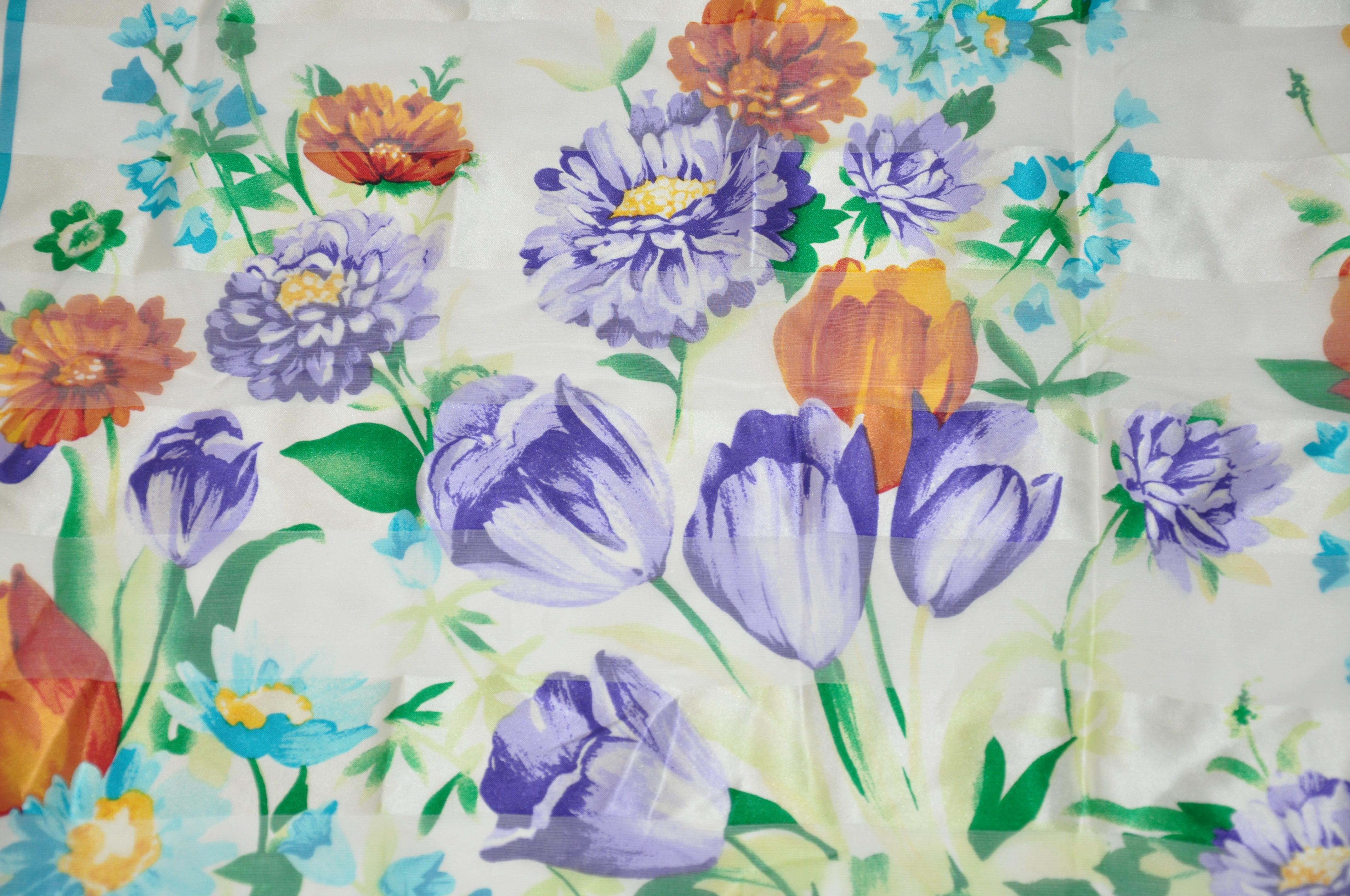 Oscar de la Renta - Écharpe en mousseline de soie à bordure turquoise et fleurs débordées « Bursting Floral Bloom » Unisexe en vente