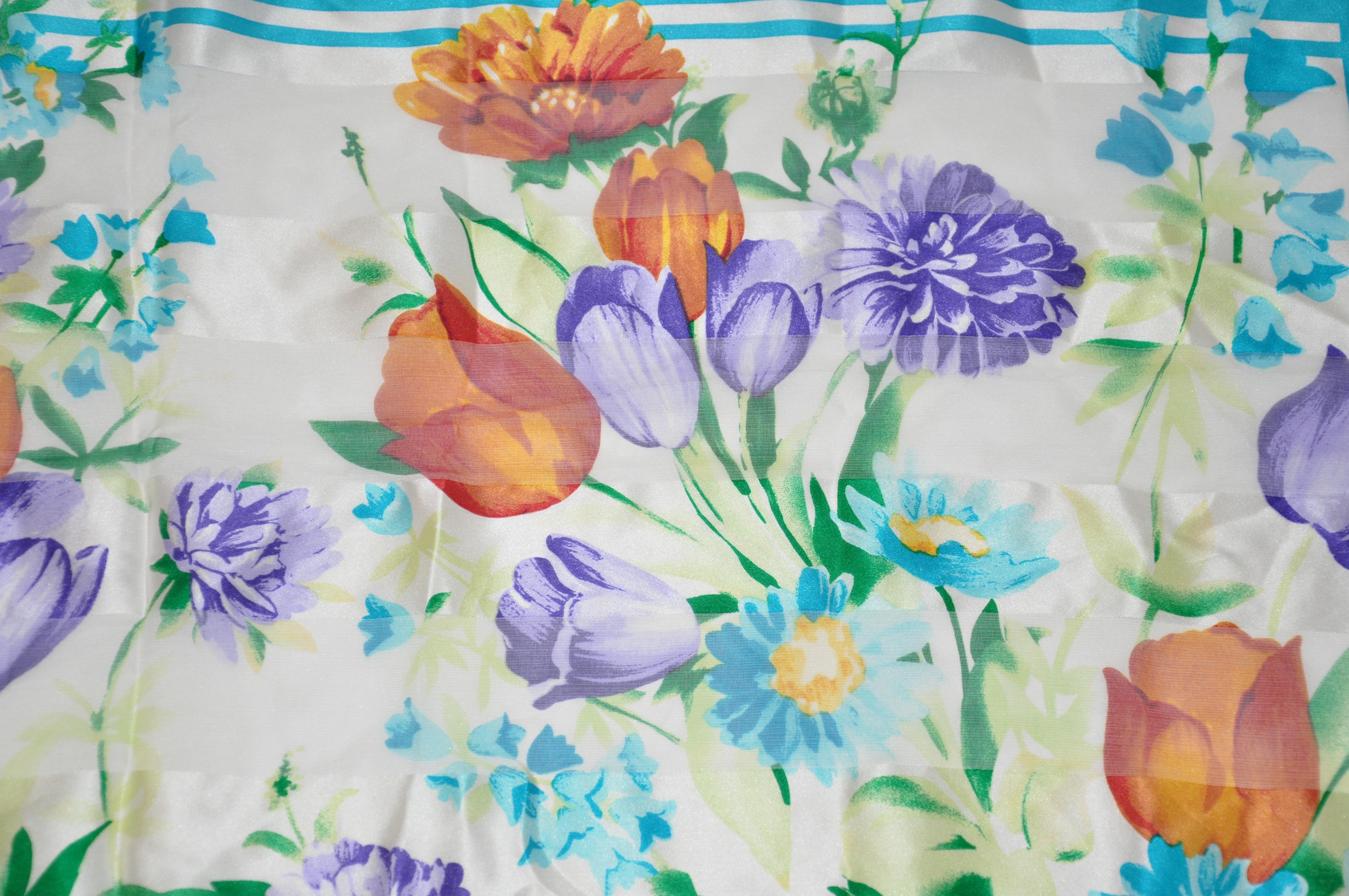 Oscar de la Renta - Écharpe en mousseline de soie à bordure turquoise et fleurs débordées « Bursting Floral Bloom » en vente 1