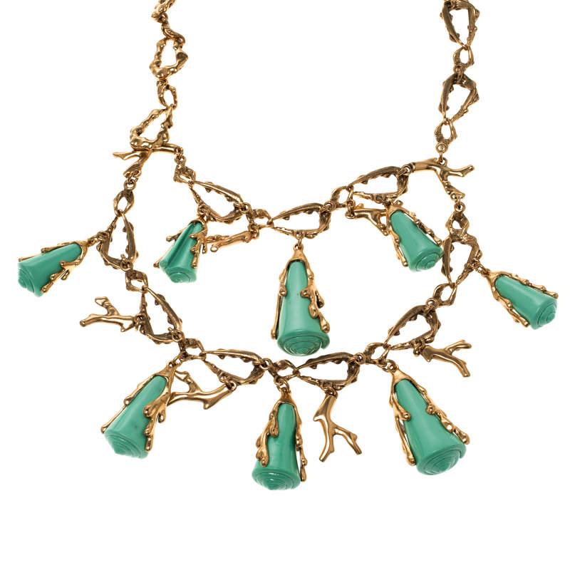 A stunning Oscar De La Rents two tier necklace that is perfect for day time casual and even party looks. Constructed in gold tone metal, this necklace features coral accents connected together and delicately harbouring the most beautiful turquoise