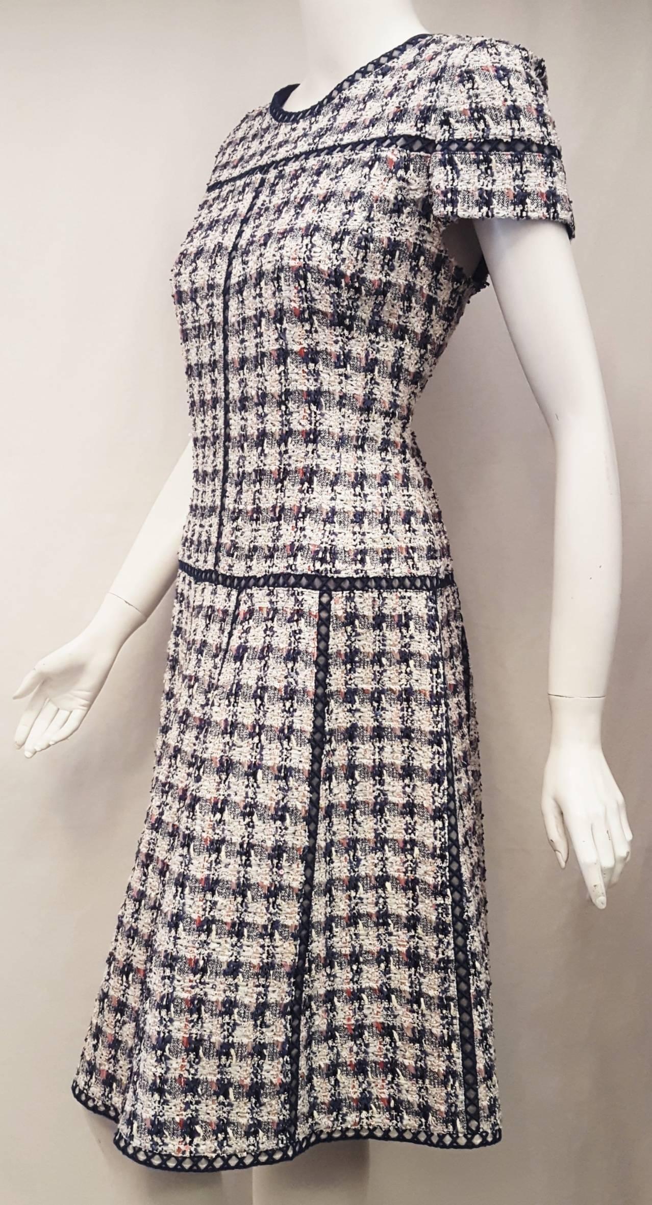 This stunning lightweight tweed Oscar de la Renta can take you through all the seasons of the year.  With classic tailoring and attention to detail, this marvelous dress can go from day to night and travels easily.  Another elegant creation from the