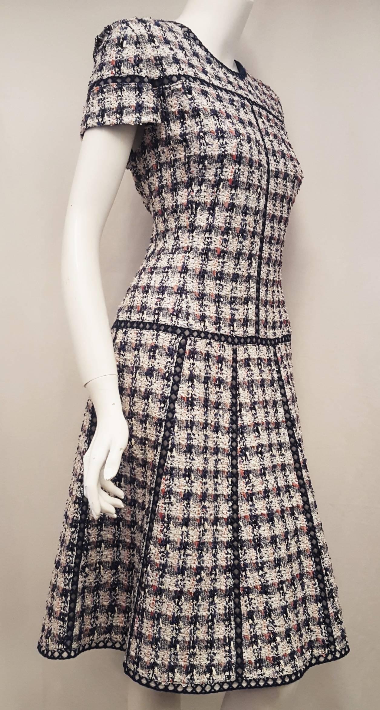 Oscar de la Renta Tweed Blue, Pink & Beige Short Sleeve A Line Dress Size 14 US In Excellent Condition For Sale In Palm Beach, FL