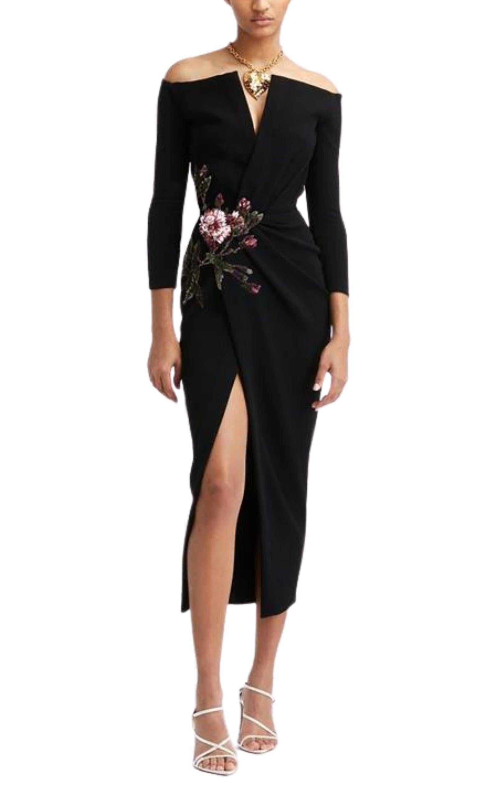 Tagliato in una silhouette senza tempo e lusinghiera in crepe di lana elasticizzata nera, questo abito da cocktail è arricchito da ricami floreali in cristallo in vita. Il modello è realizzato con un'elegante scollatura off-the-shoulder, maniche a