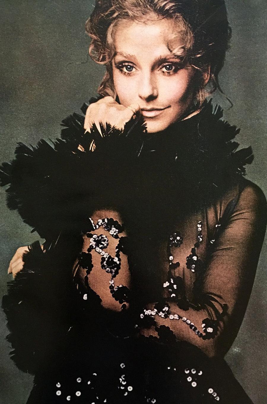 Oscar De La Renta Velvet Couture 1970 Pailletten-Straußenfeder-Kleid (Vogue mag) im Angebot 7