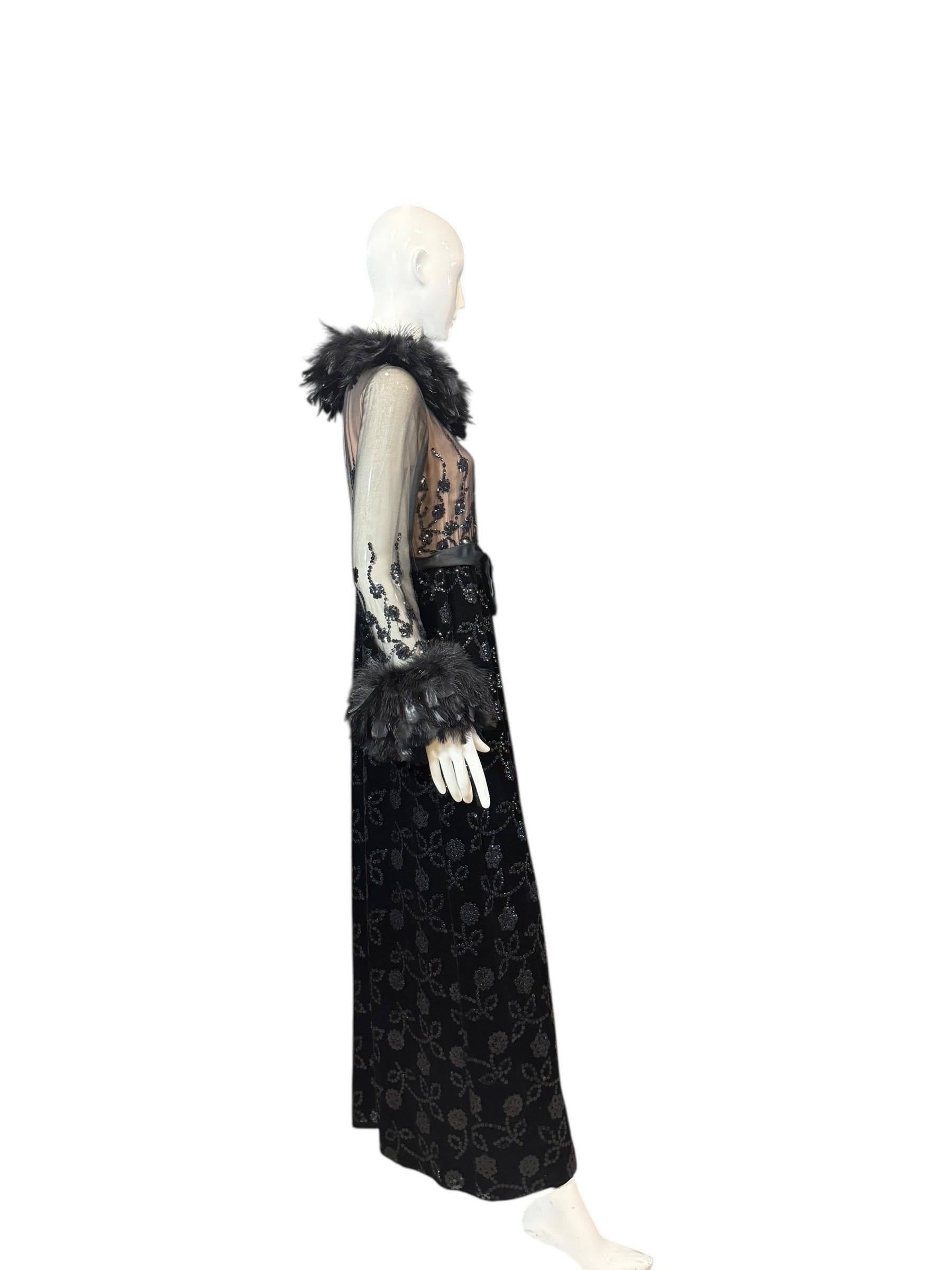 Dieses Abendkleid von Oscar de la Renta aus dem Jahr 1970 ist ein wahrer Museumsschatz. Es ist ein seltenes und dramatisches Beispiel für das frühe Couture-Erbe des Designers. Dieses archivierte Meisterwerk wurde in einem ganzseitigen Leitartikel in