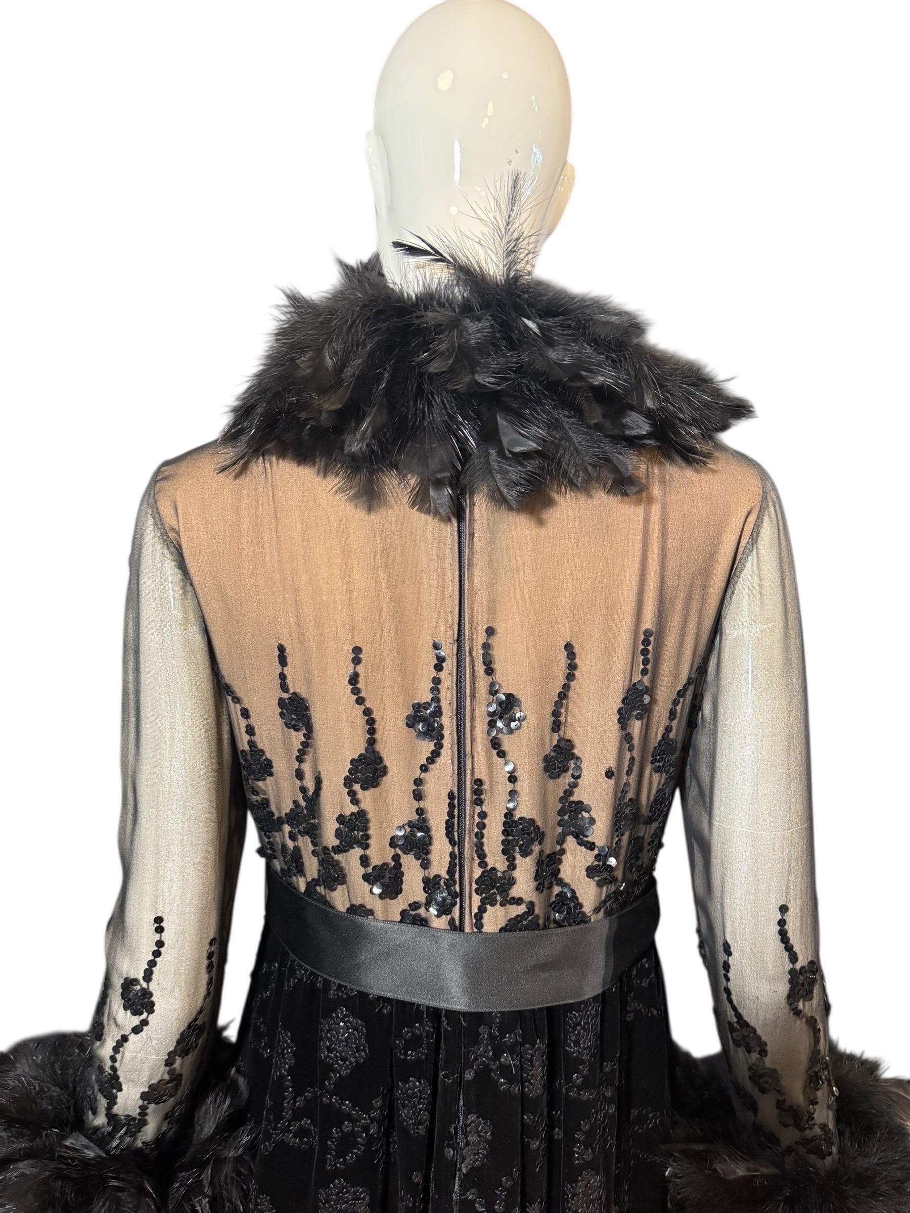 Oscar De La Renta Velvet Couture 1970 Pailletten-Straußenfeder-Kleid (Vogue mag) im Zustand „Hervorragend“ im Angebot in Kingston, NY