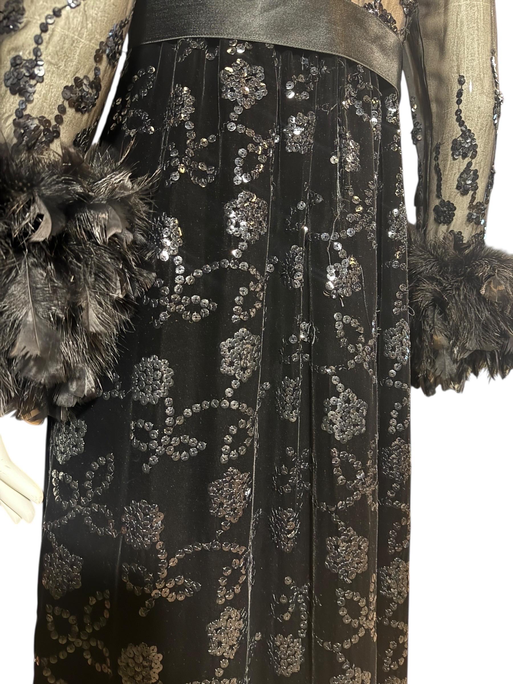 Oscar De La Renta Velvet Couture 1970 Pailletten-Straußenfeder-Kleid (Vogue mag) im Angebot 3
