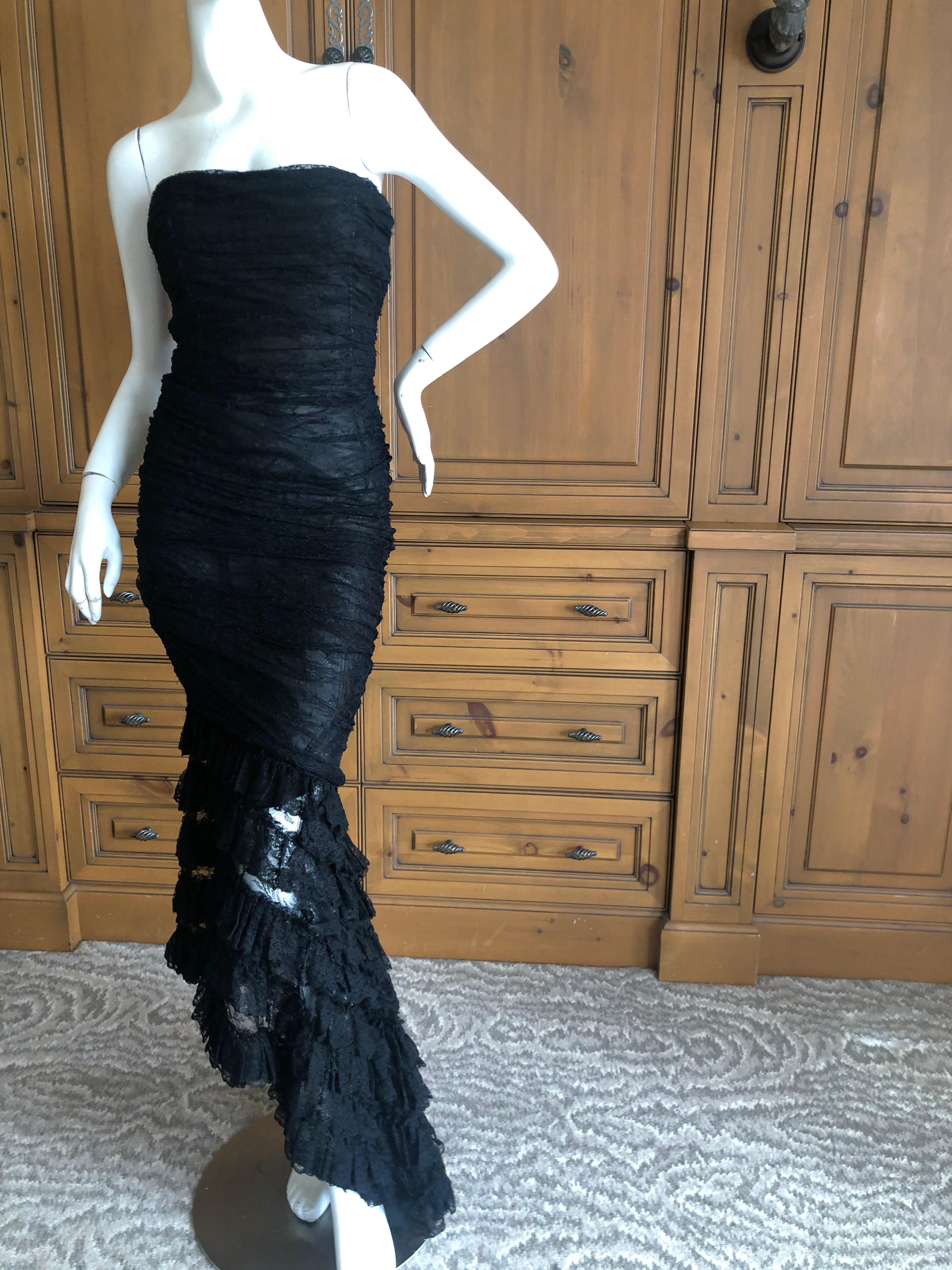  Oscar de la Renta Vintage 1980's Black Lace Flamenco Ruffled Evening Dress.
Inner corset, ruched black lace with ruffle skirting.
So  pretty, with an asymetrical hemline.
Size 0-2, no size tag.
Bust 32