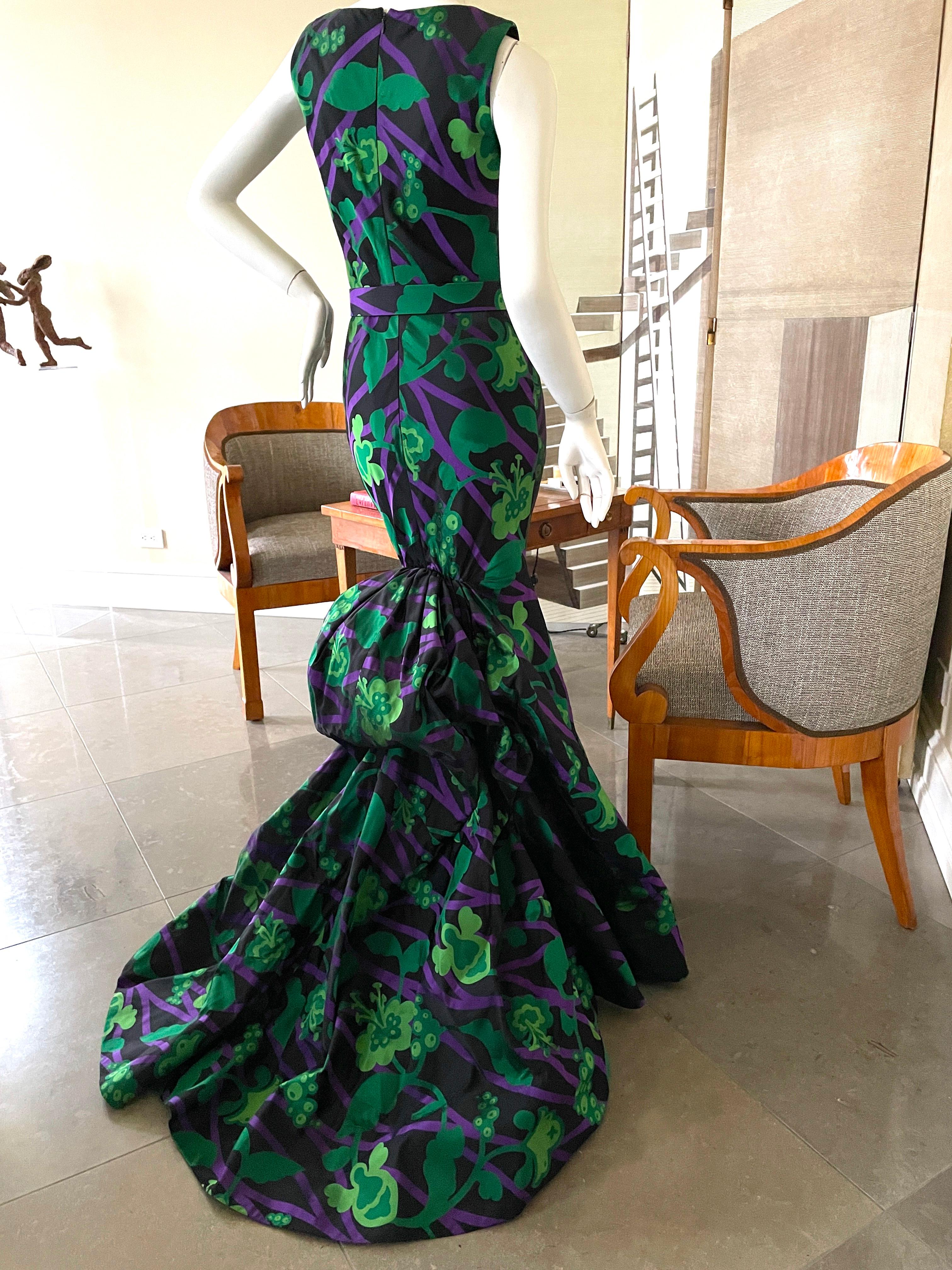 Oscar de la Renta Vintage Floral Mermaid Train Evening Dress with Belt .
  Stunning. Please use the zoom feature to see all the remarkable details.
 Size 2
Bust 35