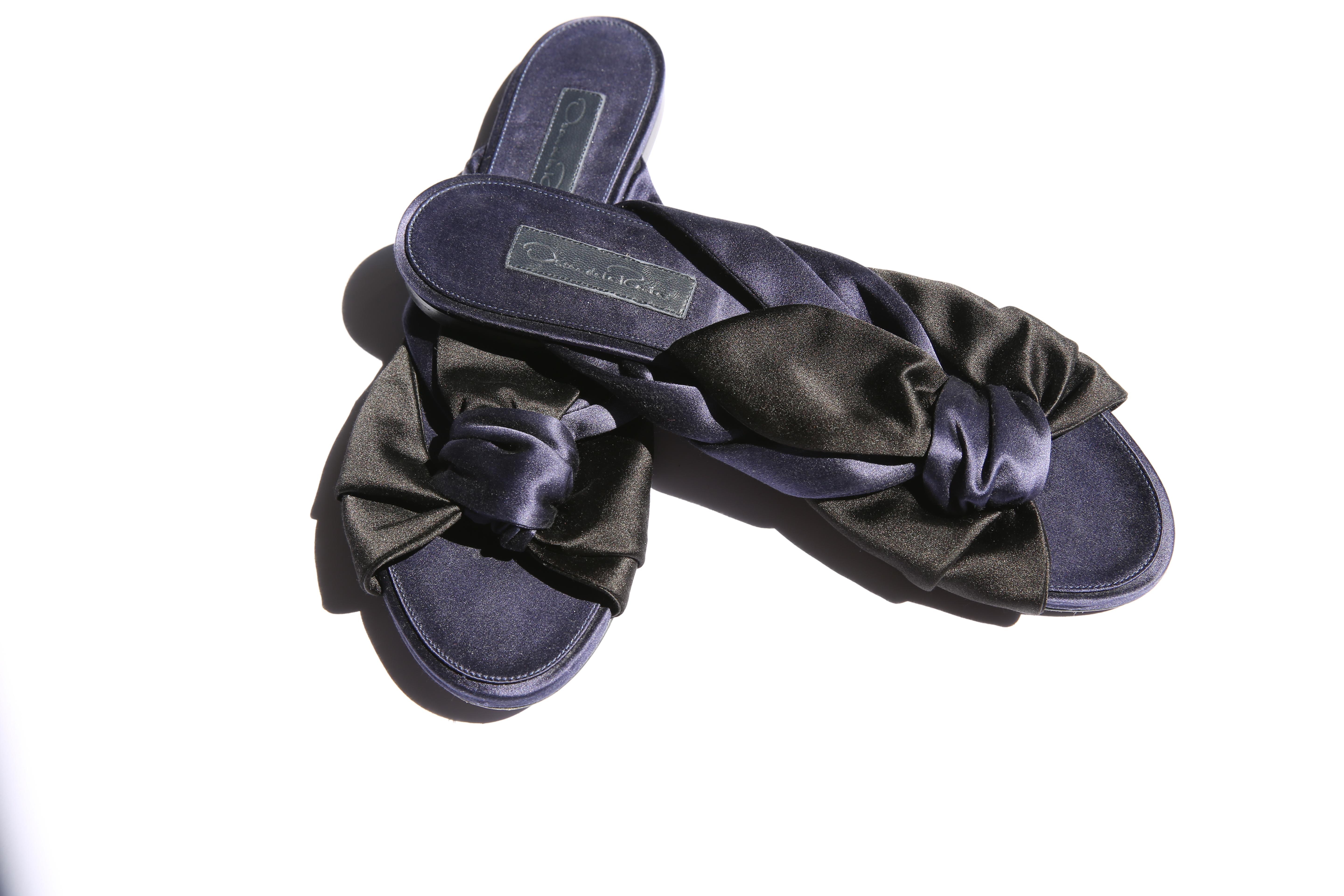 Oscar de la Renta vintage navy blue black satin bow knot slides flats sandals 40 In Good Condition In Paris, FR