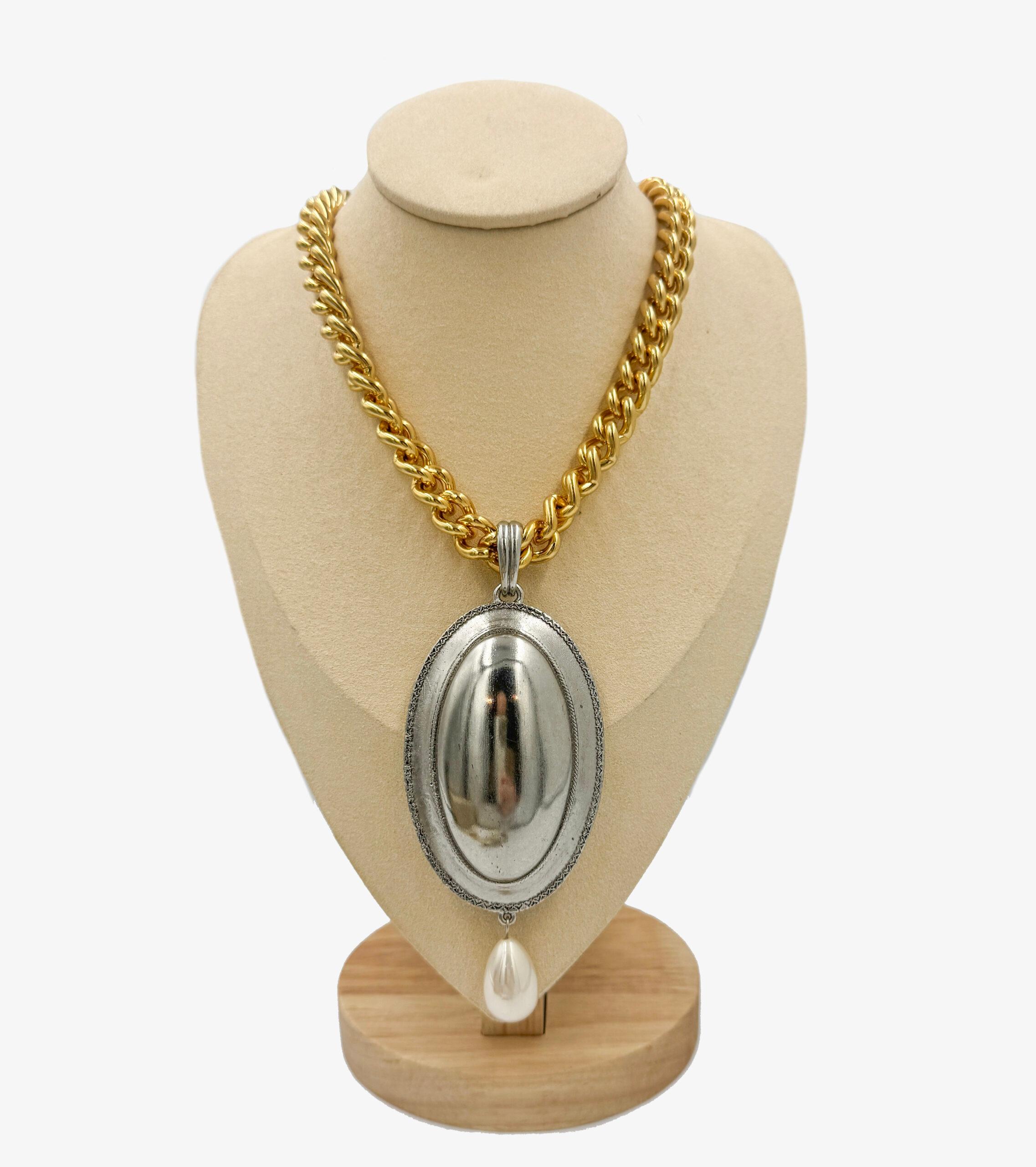 Oscar de la Renta two-tone pendant necklace

Gold-Plated, Silver-Tone Metal & Brass

Faux Pearl

Length: 26″ / 66 cm
Maximum Length: 30″ / 76 cm
Pendant length: 5″ / 12,5 cm
Pendant width: 2″ / 5 cm

Condition – very good, faint scratches throughout