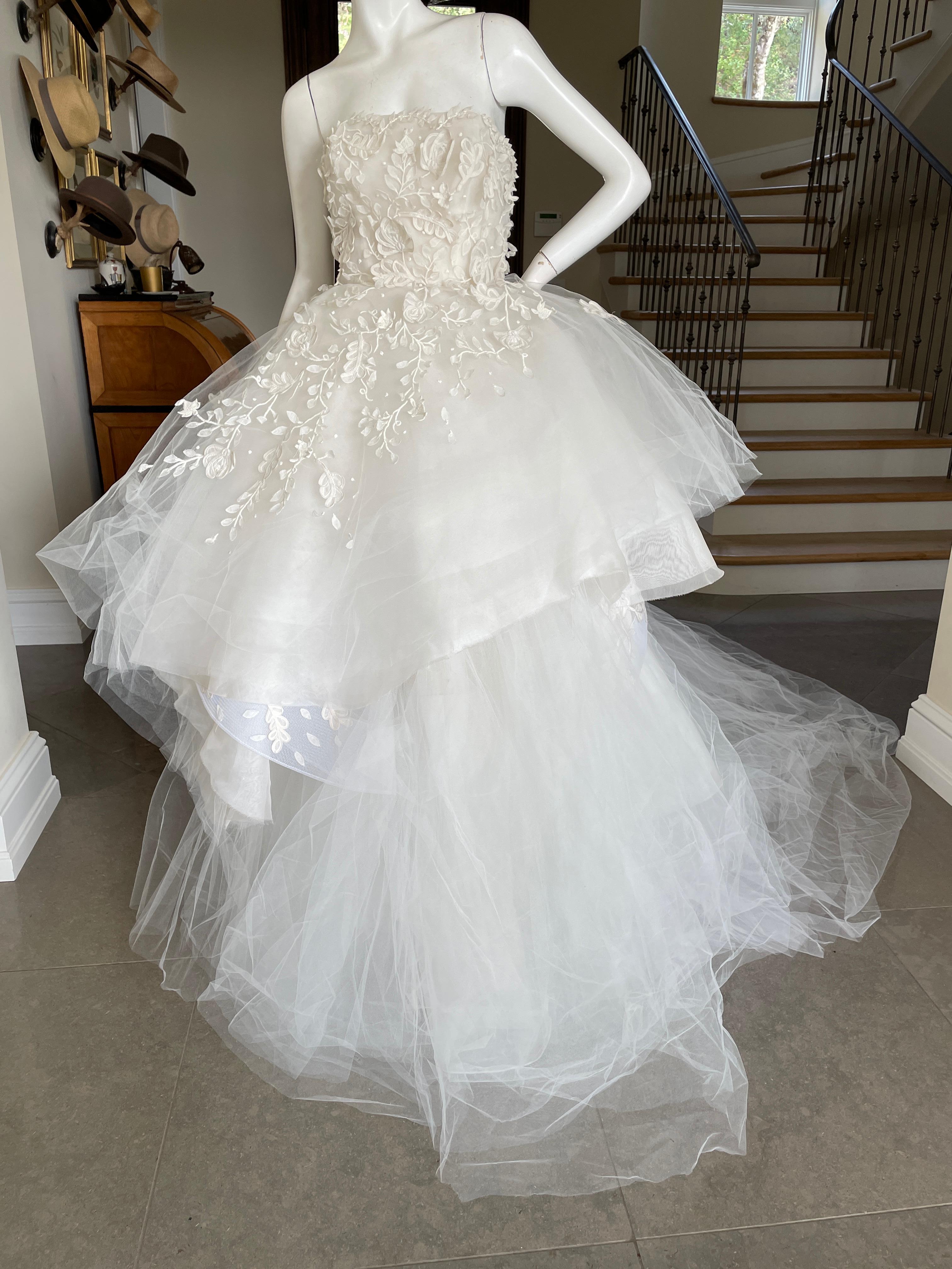 Oscar de la Renta Bridal Dramatic strapless wedding gown.
  Stunning. Please use the zoom feature to see all the remarkable details.
 Size 8
Bust 36