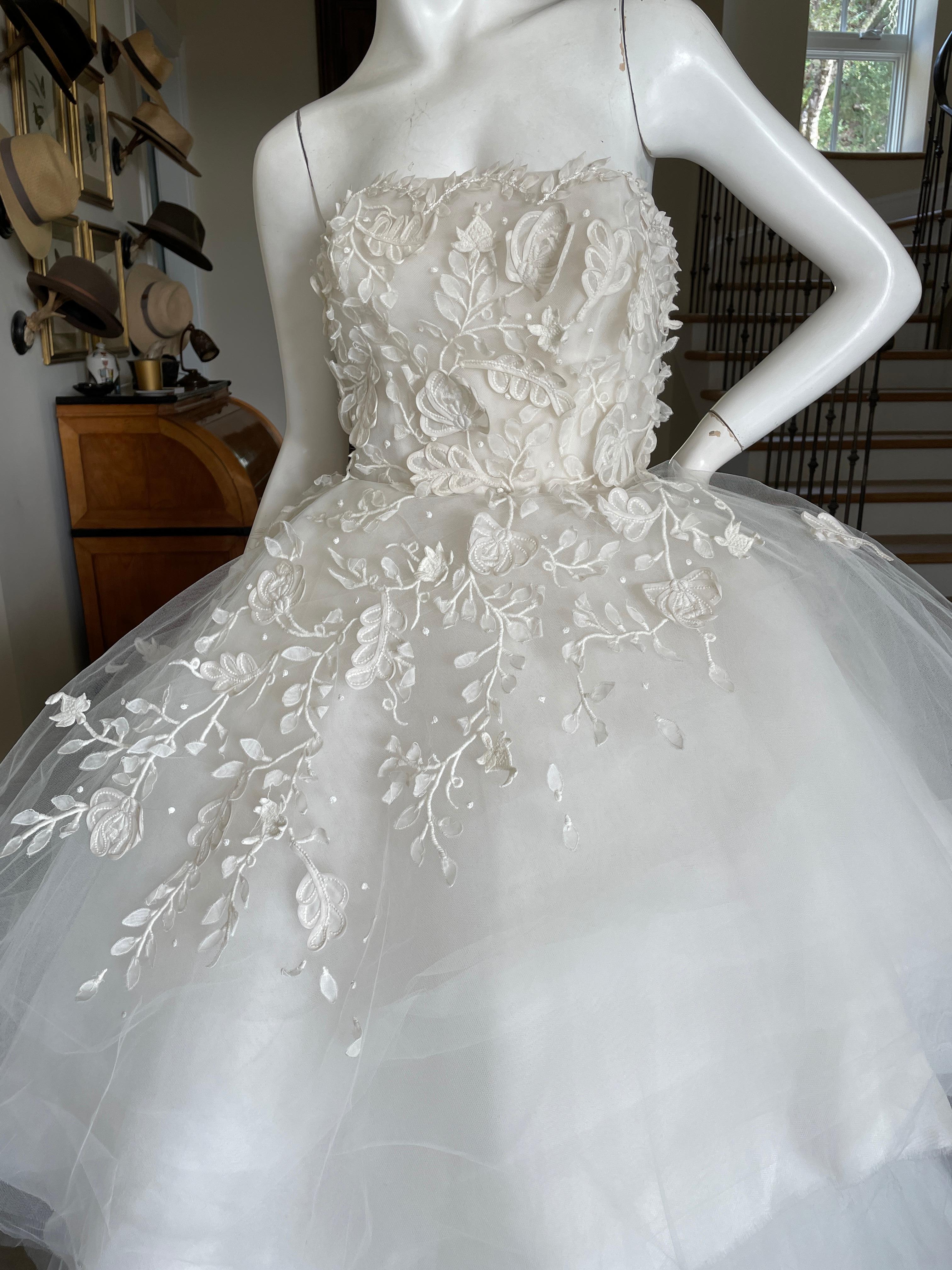 Oscar de la Renta Vintage Wedding Dress with Floral Applique In Excellent Condition For Sale In Cloverdale, CA