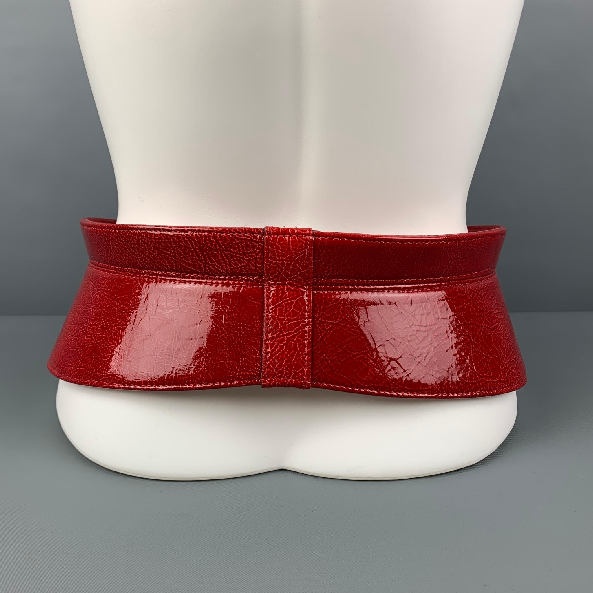 OSCAR DE LA RENTA belt comes in a red patent leather featuring a corset style and a gold tone buckle closure. Made in Italy. 

Very Good Pre-Owned Condition.
Marked: M 6N972

Length: 37 in.
Width: 3.25 in.
Fits: 33 in. - 36 in.
Buckle: 1.5 in. 