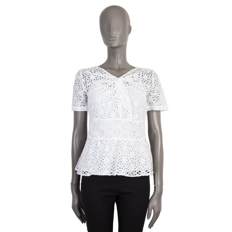 100% authentic Oscar de la Renta SS'2016 short-sleeve embroidered lace blouse in white cotton (100%). With twisted v neck and flared hemline. Closes with invisible zipper on the side. Lined in white cotton (100%). Has been worn and is in excellent