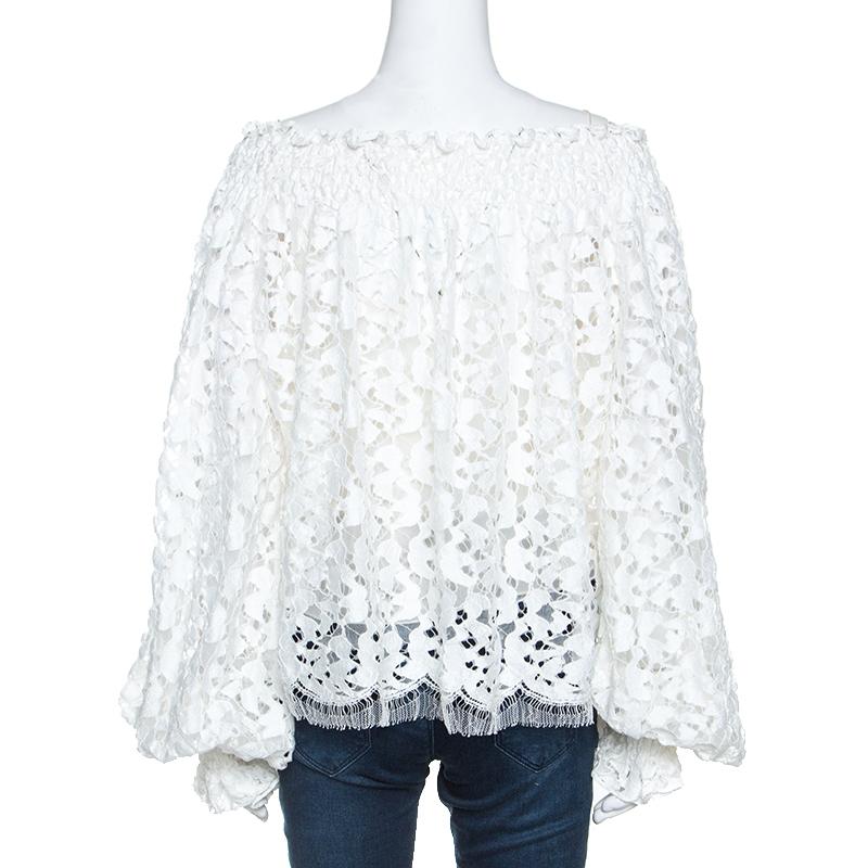 This top from the house of Oscar de la Renta is stunning. Crafted from quality materials, this top features intricate lace. It has a smocked off-shoulder style, long sleeves and a good fit. The top is great for casual outings with friends. Pair with