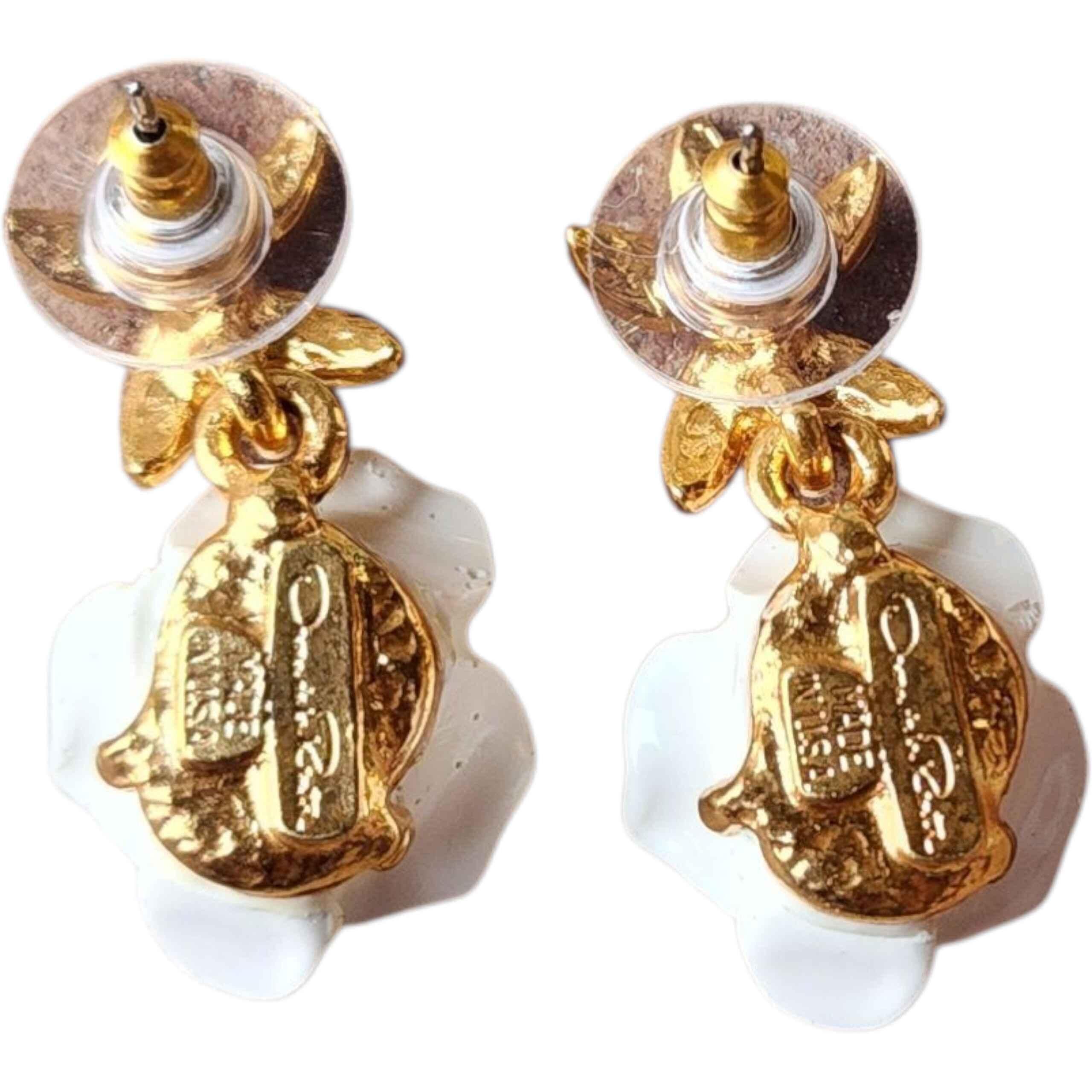 Artigiano Oscar De La Renta Orecchini a goccia di rosa in resina bianca firmati, design a fiore d'oro in vendita