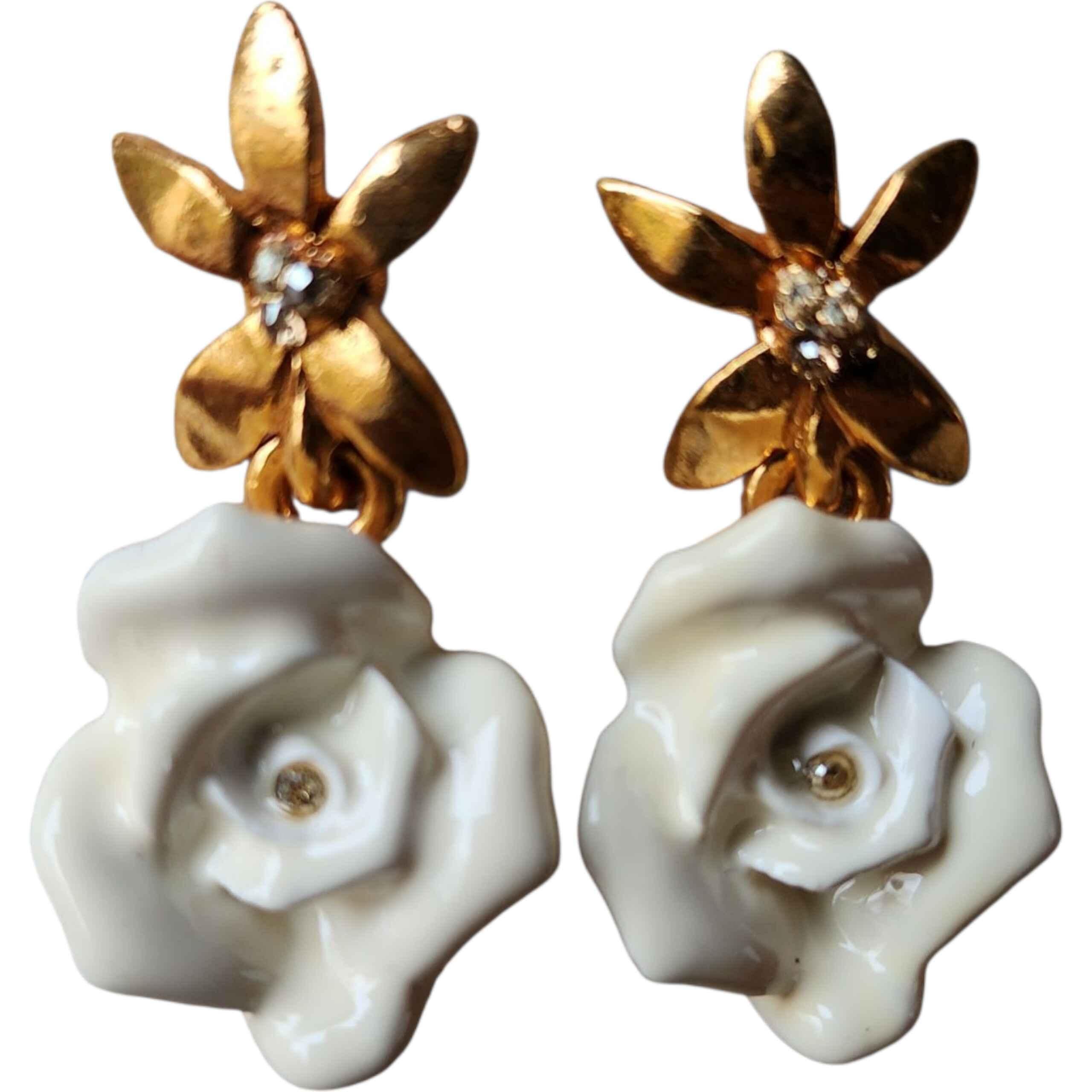 Cabochon Oscar De La Renta Orecchini a goccia di rosa in resina bianca firmati, design a fiore d'oro in vendita