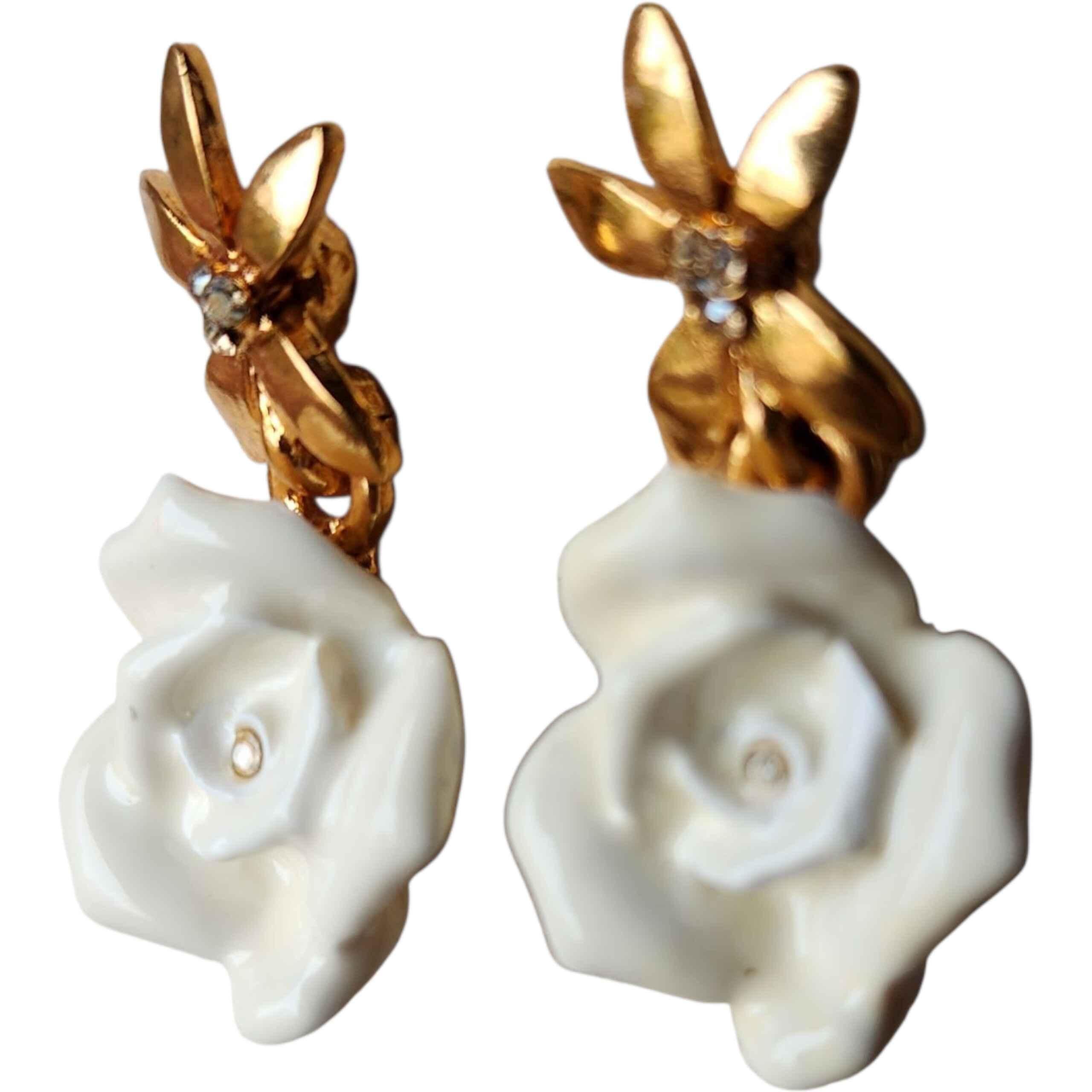 Oscar De La Renta Orecchini a goccia di rosa in resina bianca firmati, design a fiore d'oro In condizioni Nuovo in vendita a Milford, DE