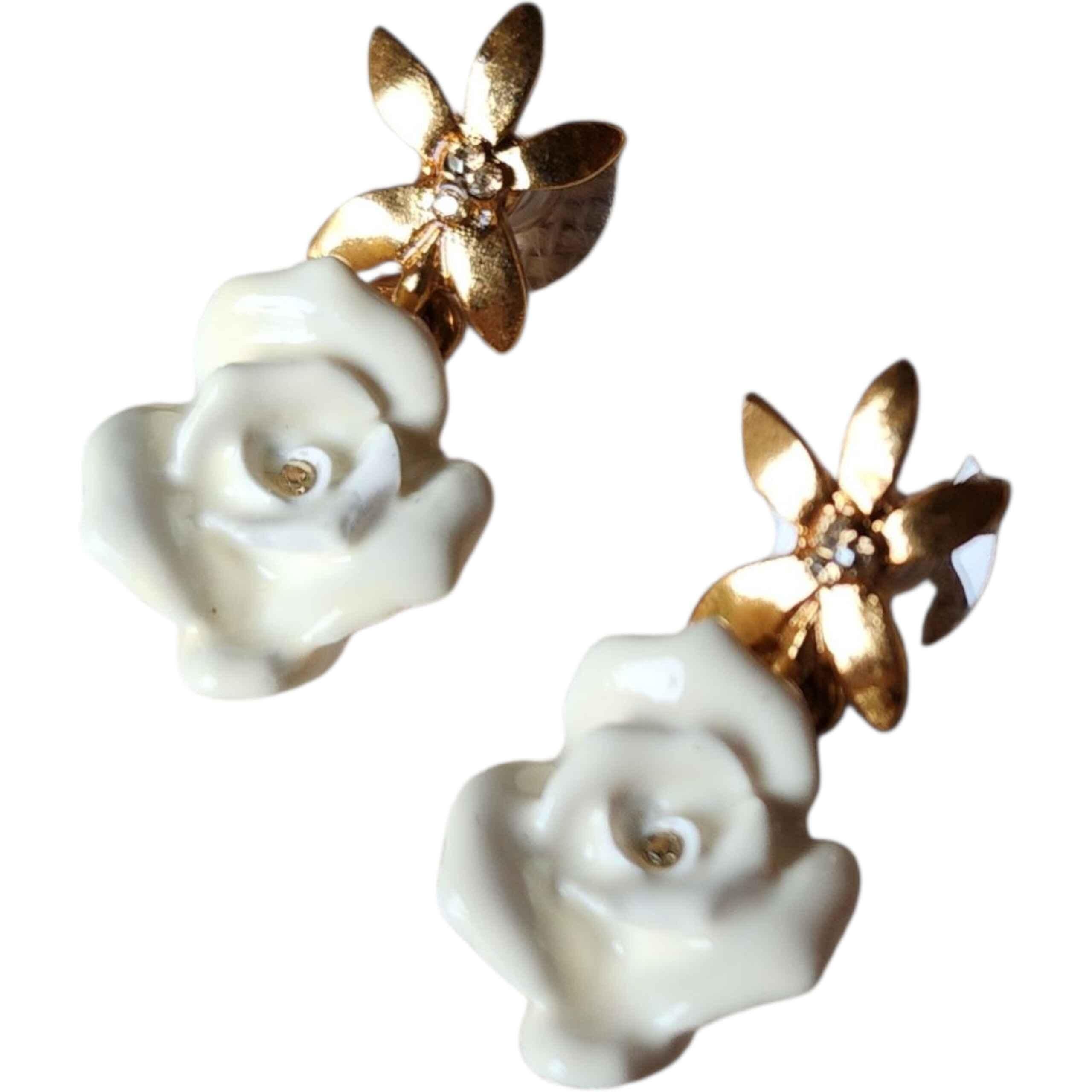 da uomo o donna Oscar De La Renta Orecchini a goccia di rosa in resina bianca firmati, design a fiore d'oro in vendita