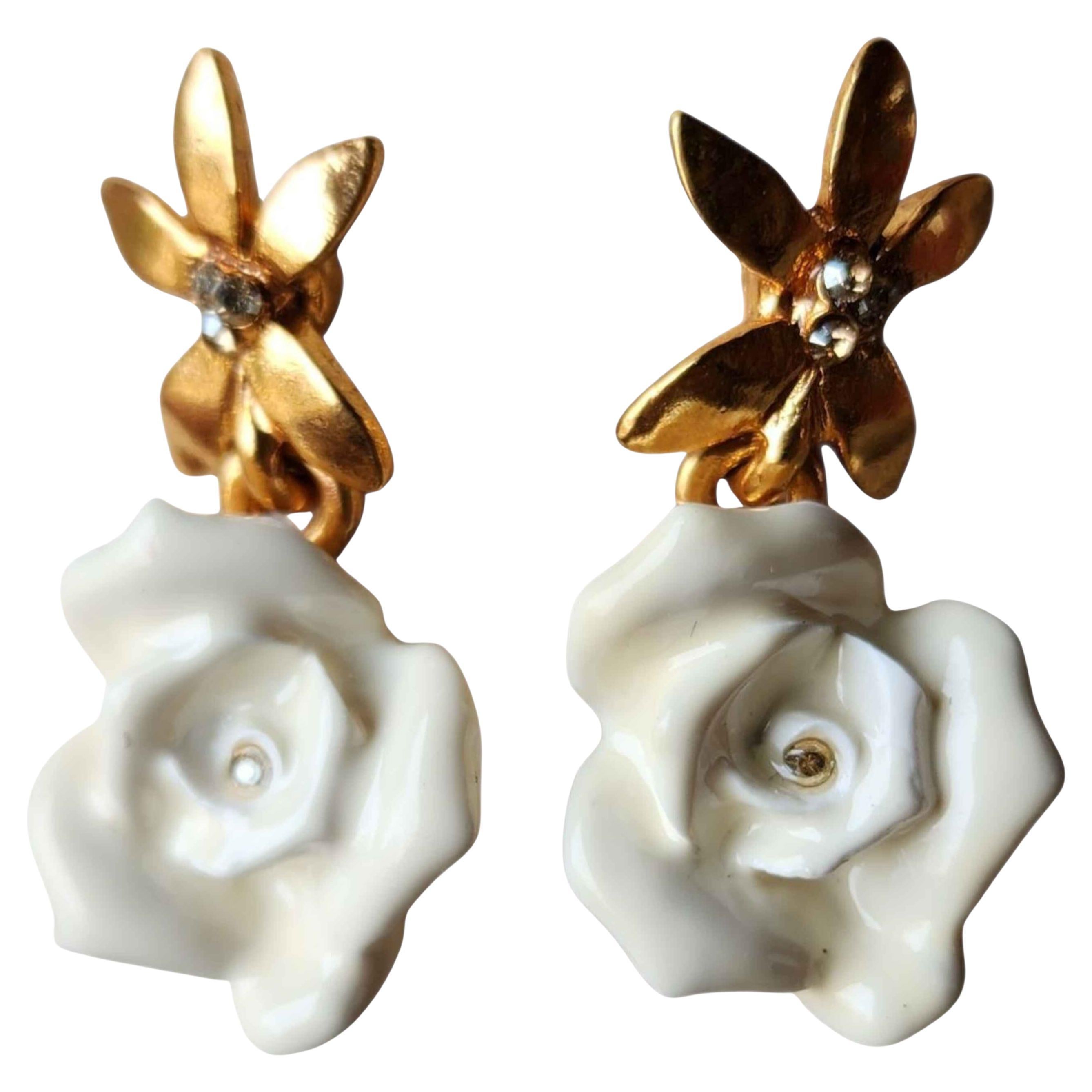 Oscar De La Renta Orecchini a goccia di rosa in resina bianca firmati, design a fiore d'oro