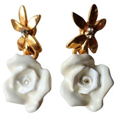 Oscar De La Renta Orecchini a goccia di rosa in resina bianca firmati, design a fiore d'oro